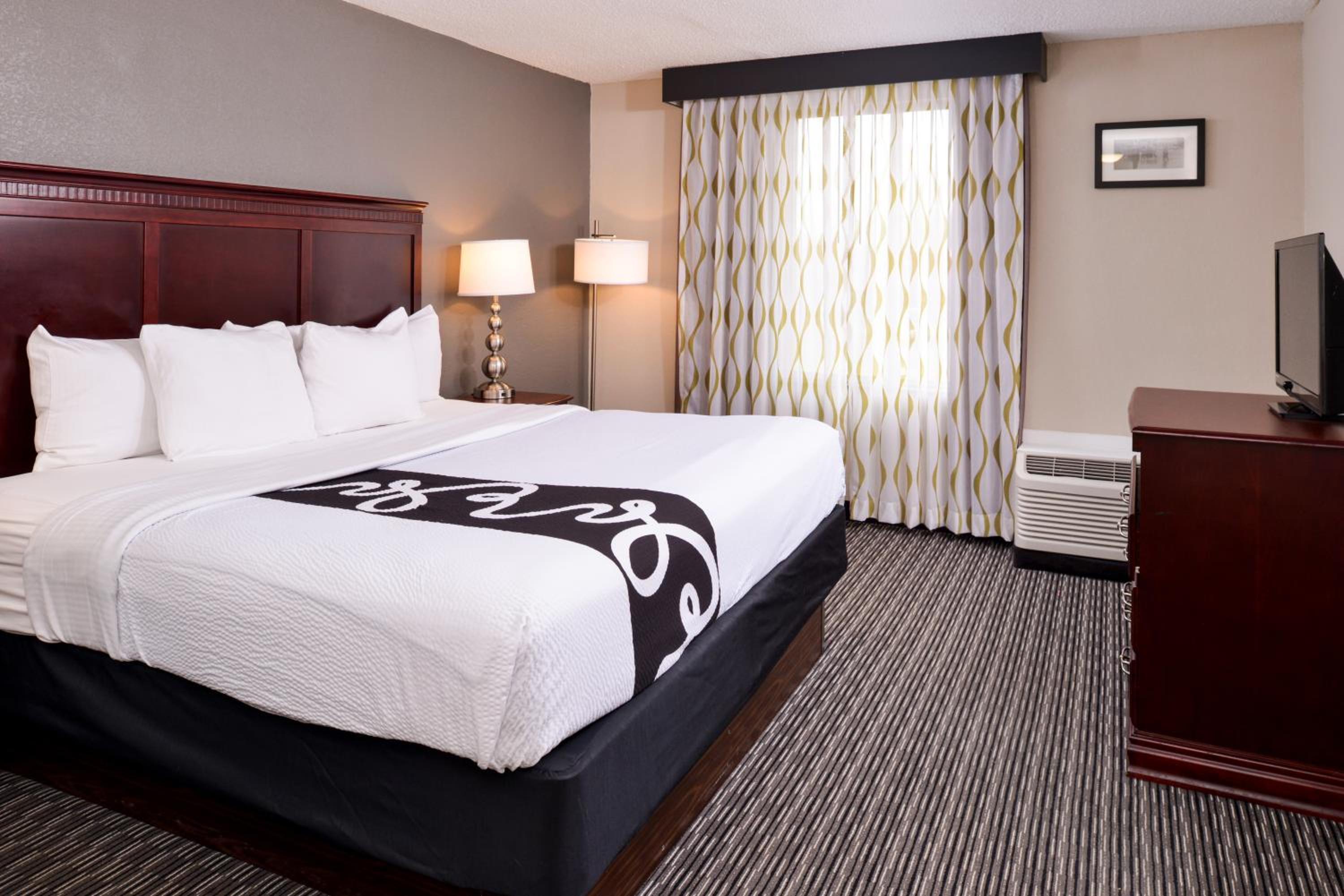 Deluxe King Room - Photo 4