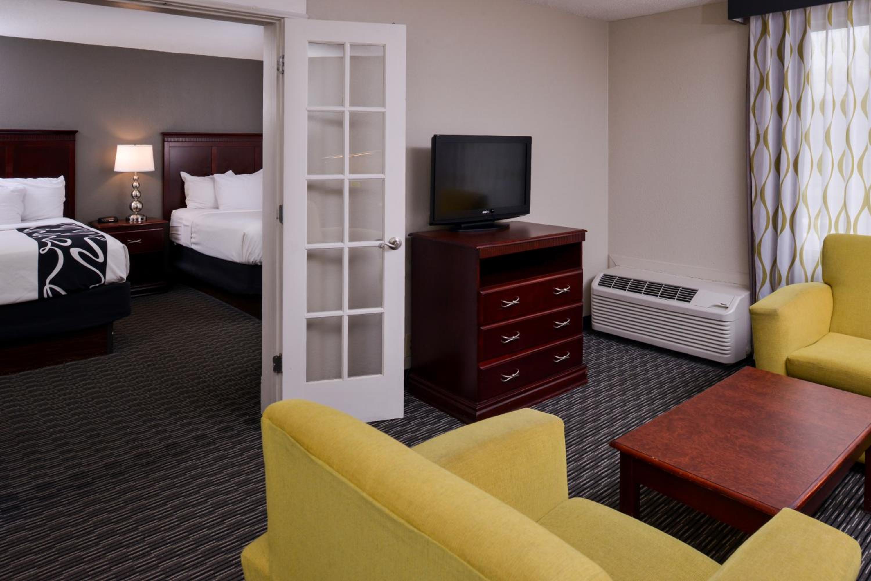 Suite with Two Queen Beds - Non-Smoking - Photo 3