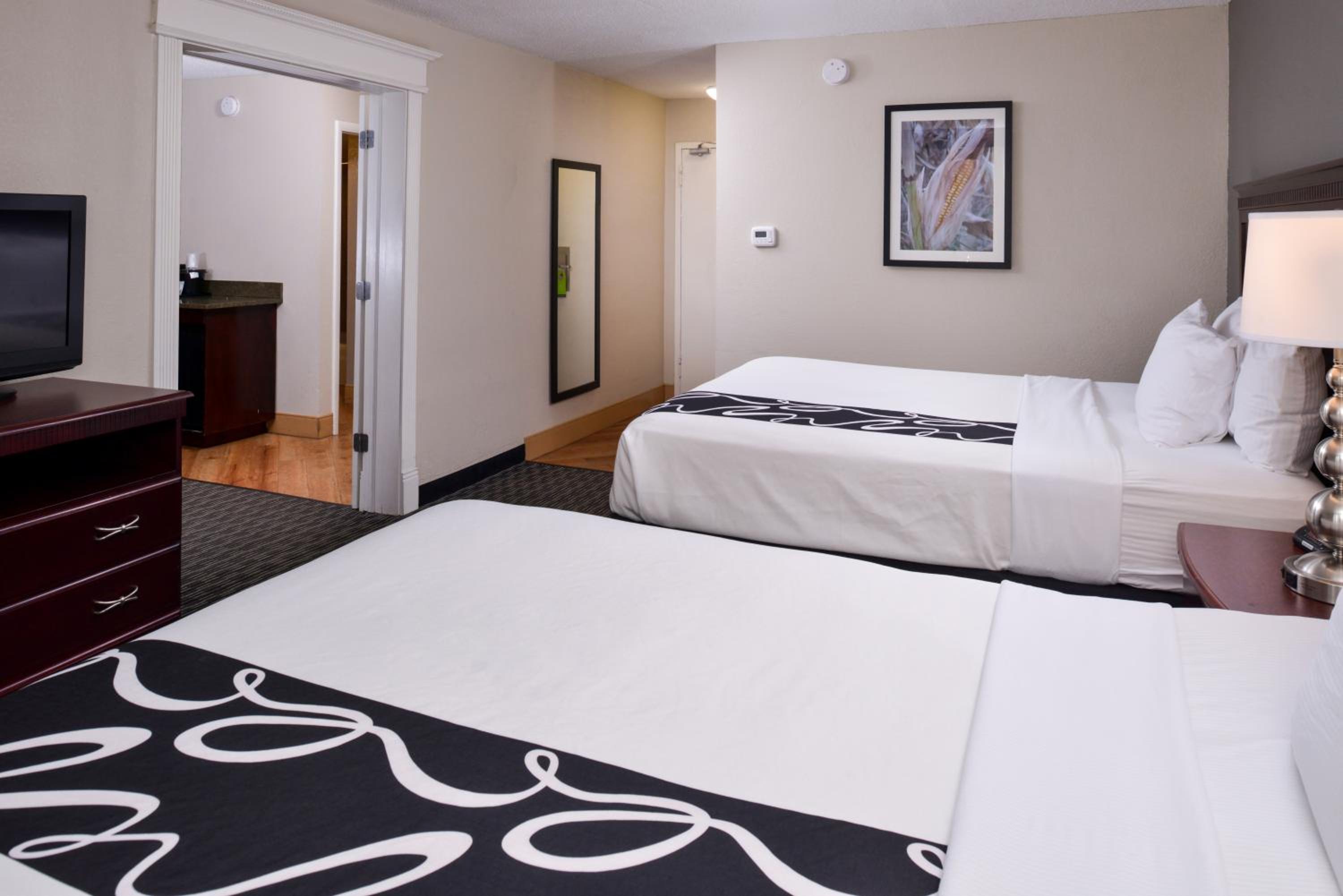 Suite with Two Queen Beds - Non-Smoking - Photo 6