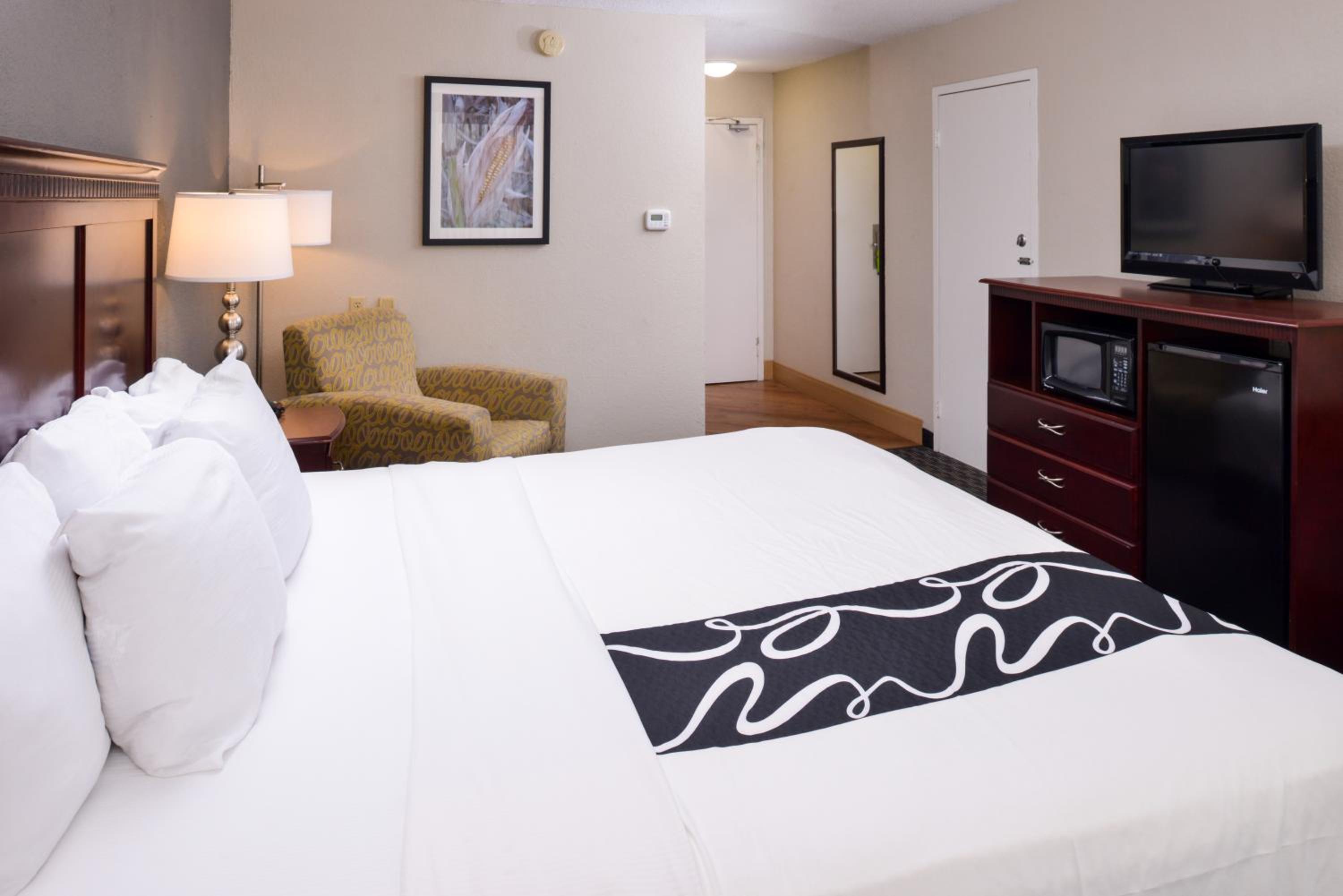 Deluxe King Room - Photo 3