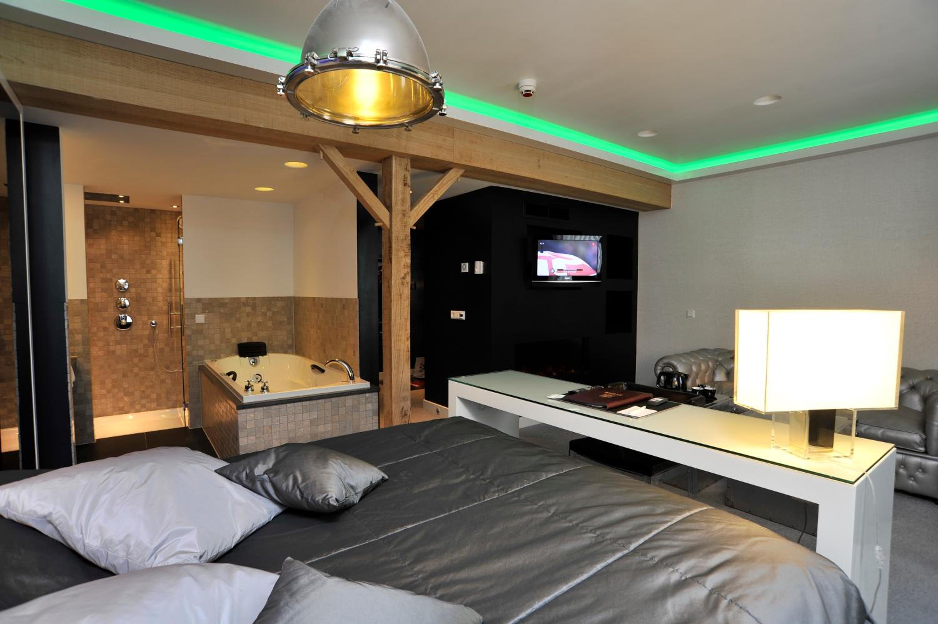 Luxury Suite - Photo 10
