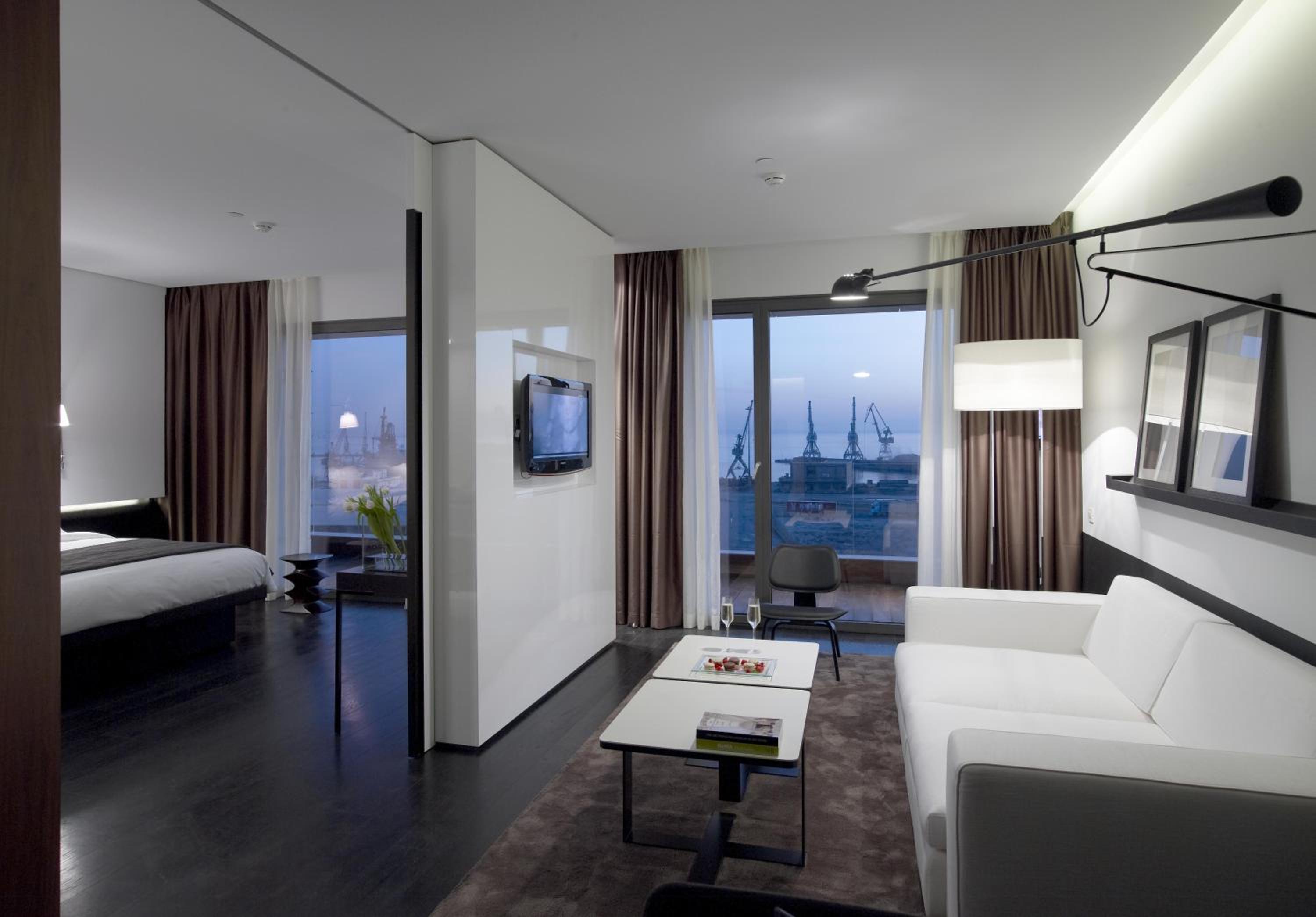 Executive Suite - Photo 2