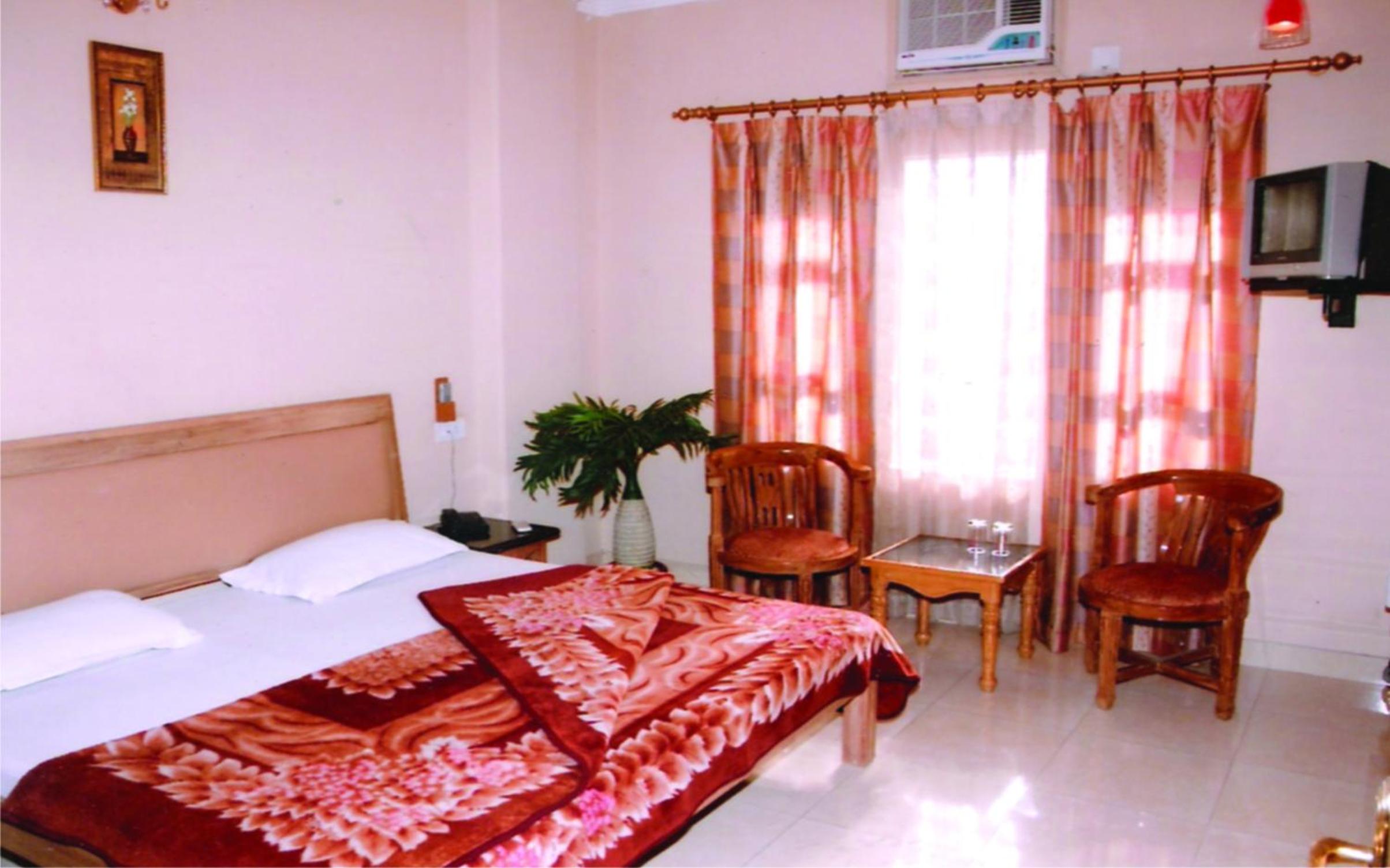 Double Room with Fan - Photo 3