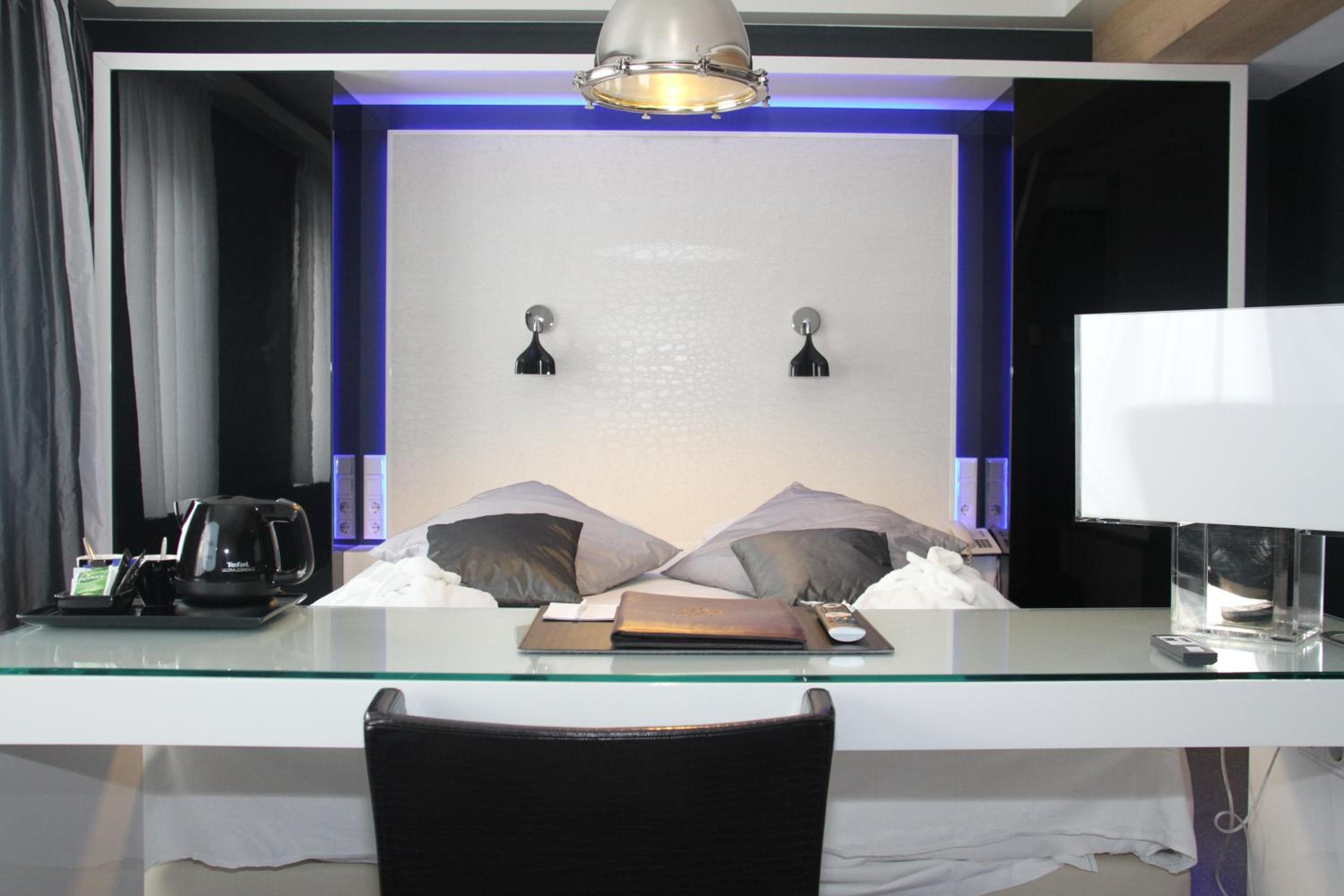 Luxury Suite - Photo 6