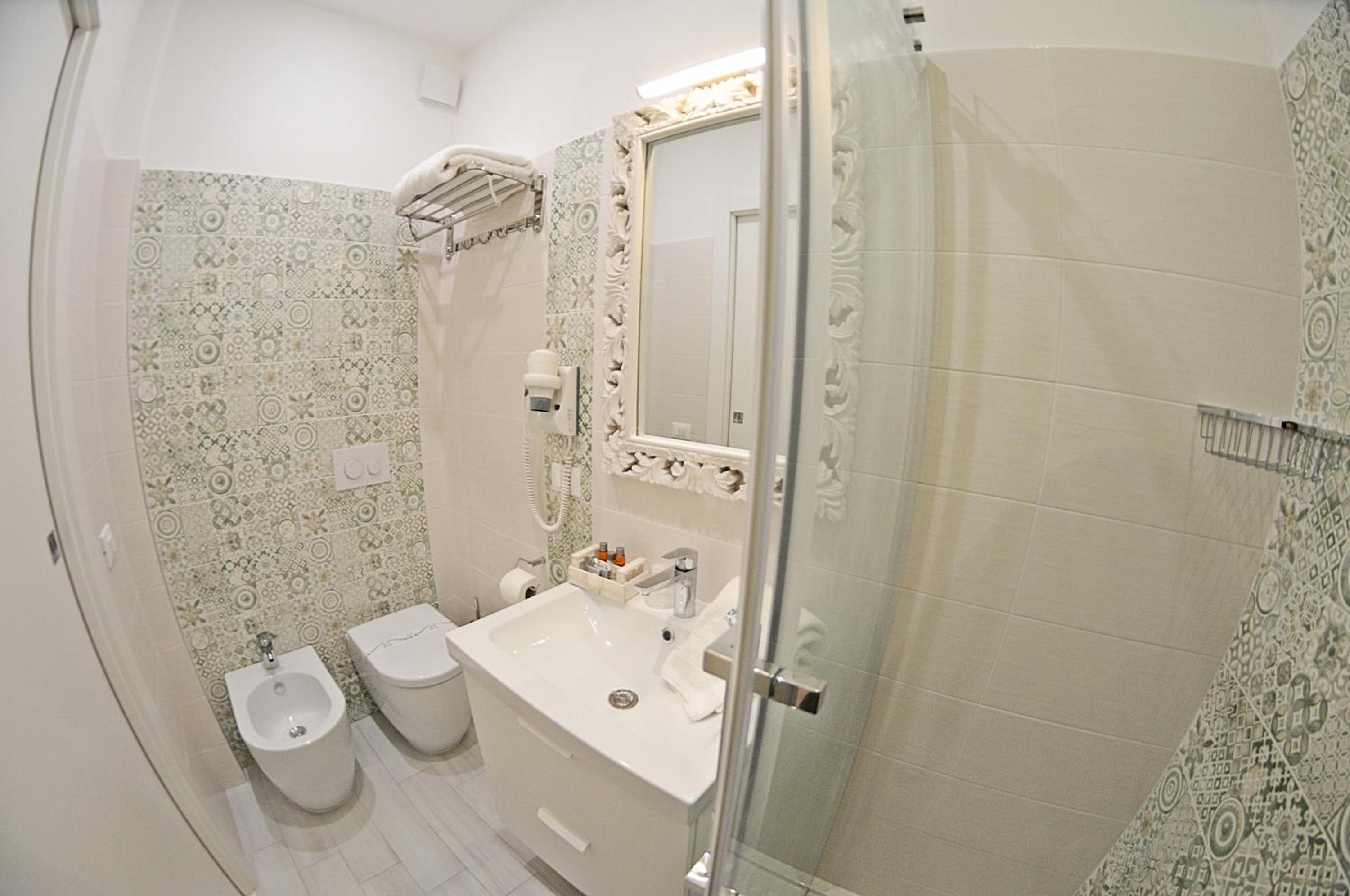 Double Room with Balcony - Photo 10