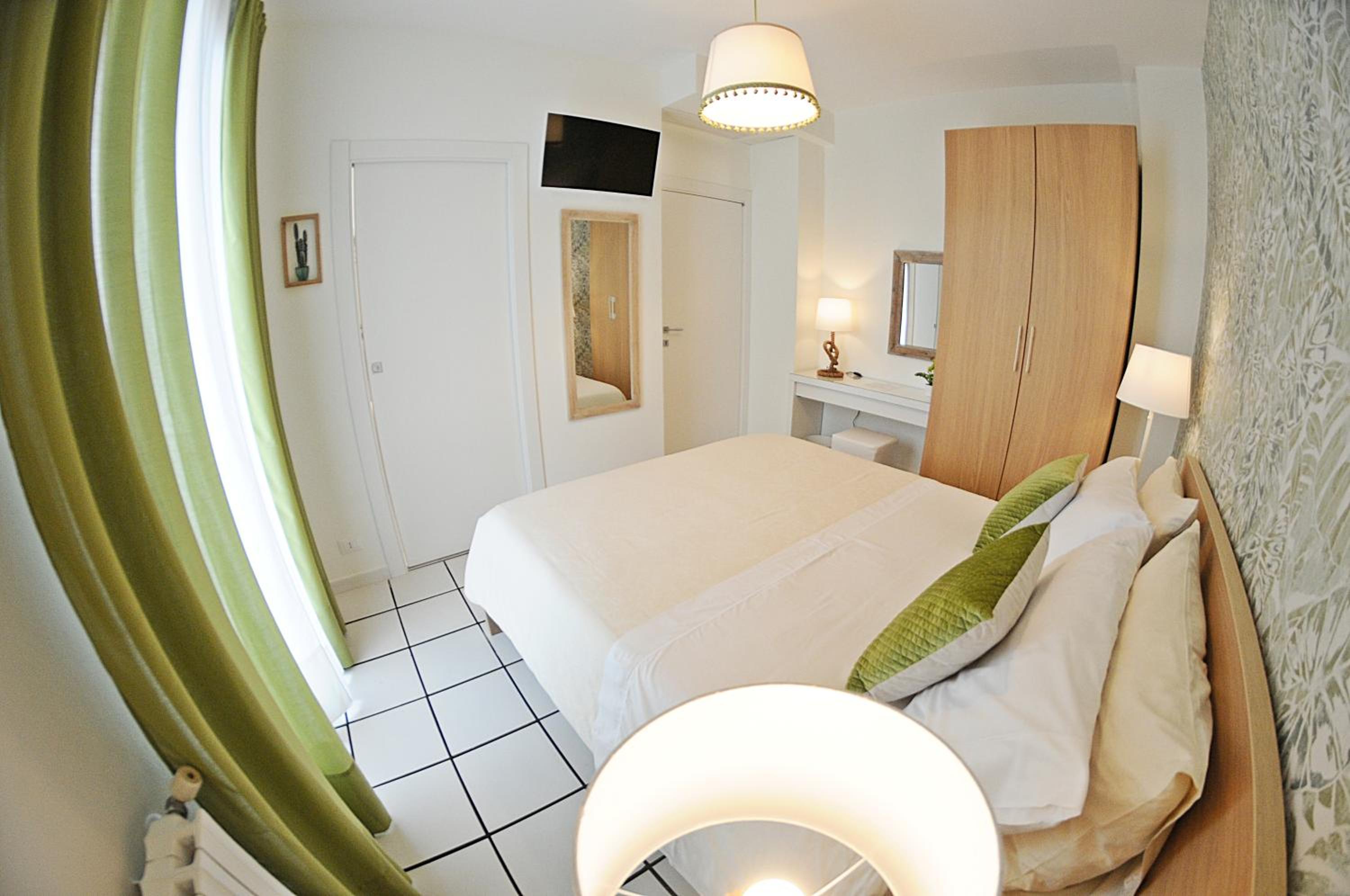 Double Room with Balcony - Photo 13