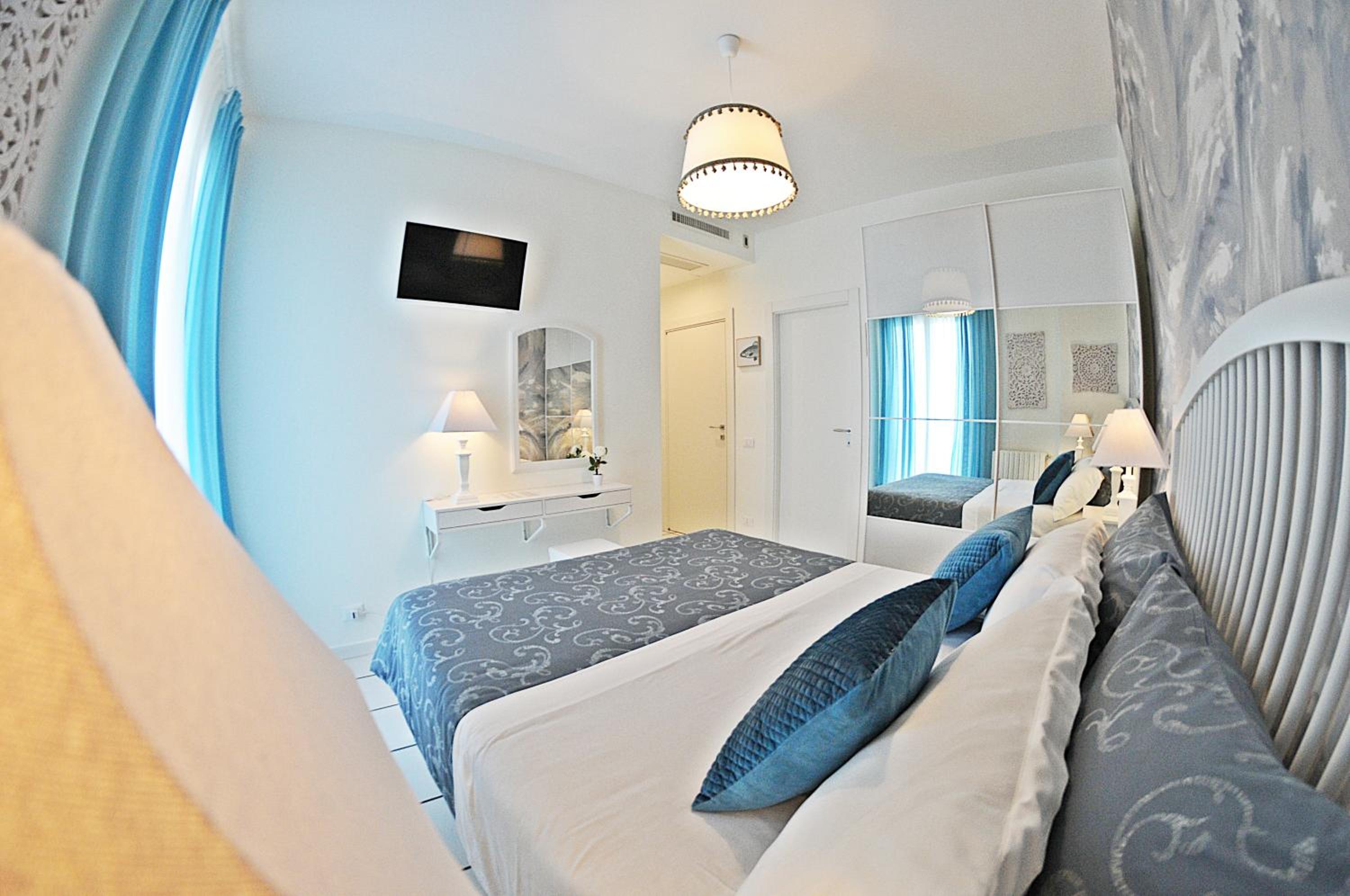 Double Room with Balcony and Sea View - Photo 3
