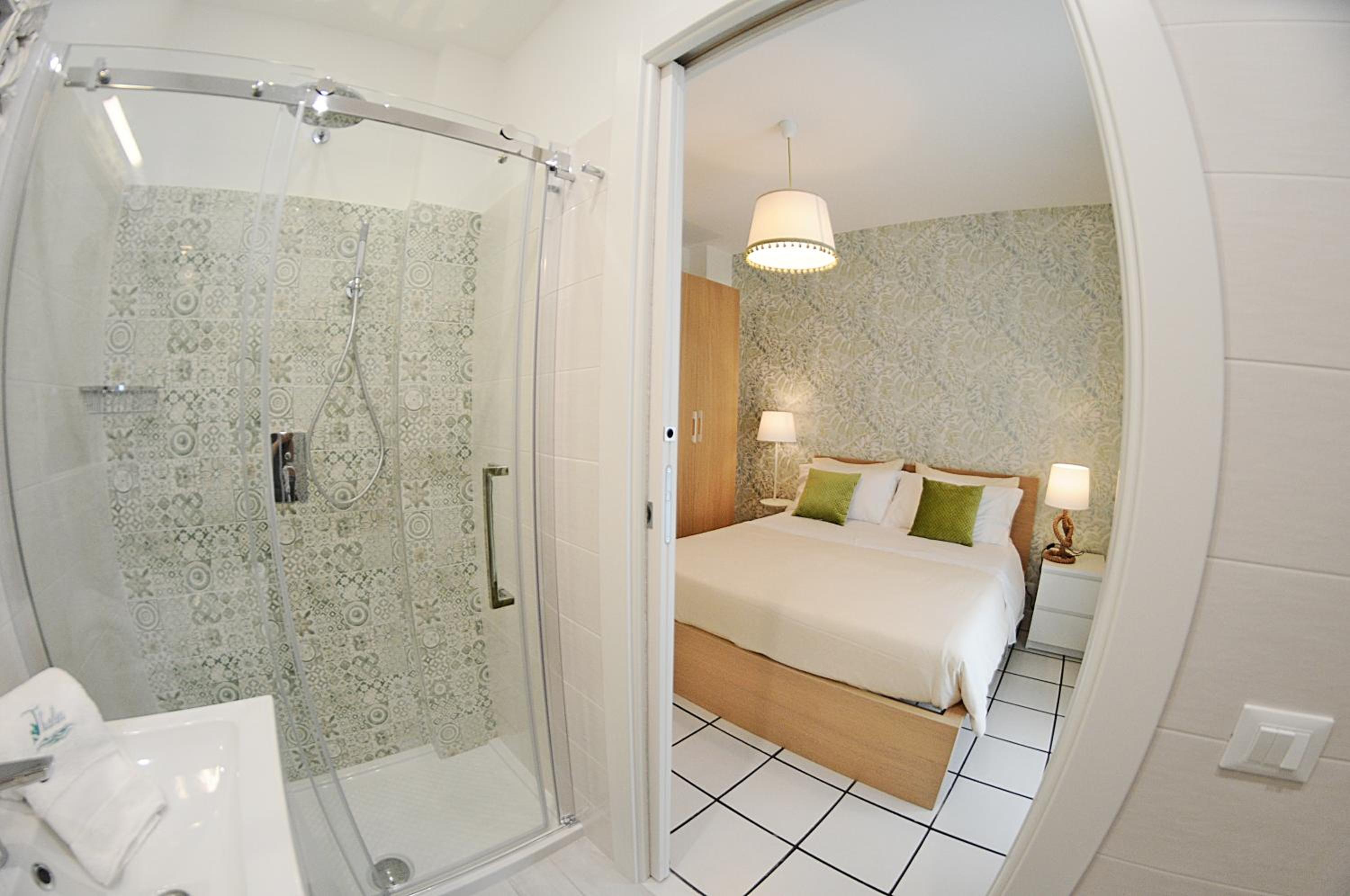 Double Room with Balcony - Photo 8