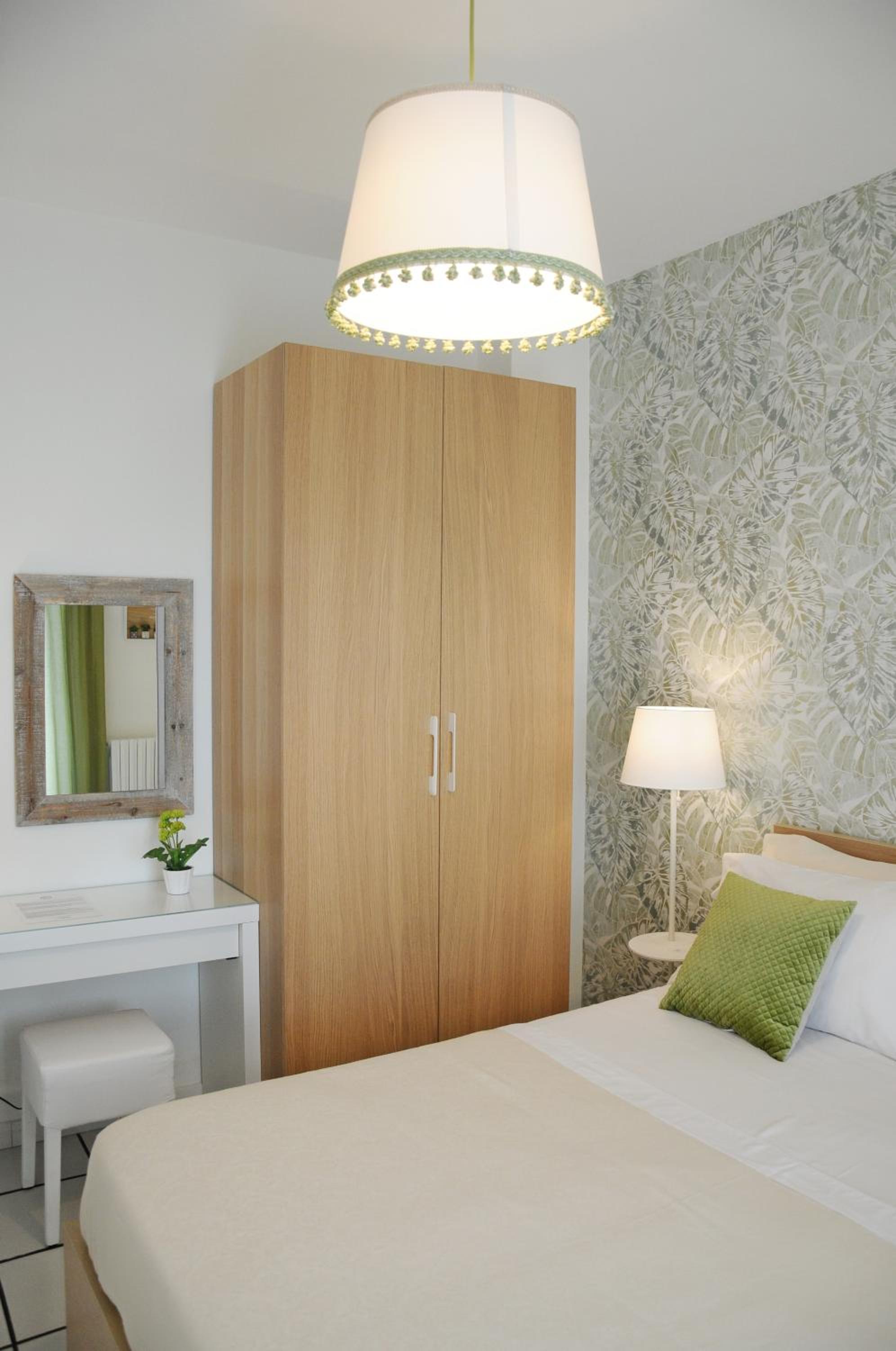 Double Room with Balcony - Photo 4