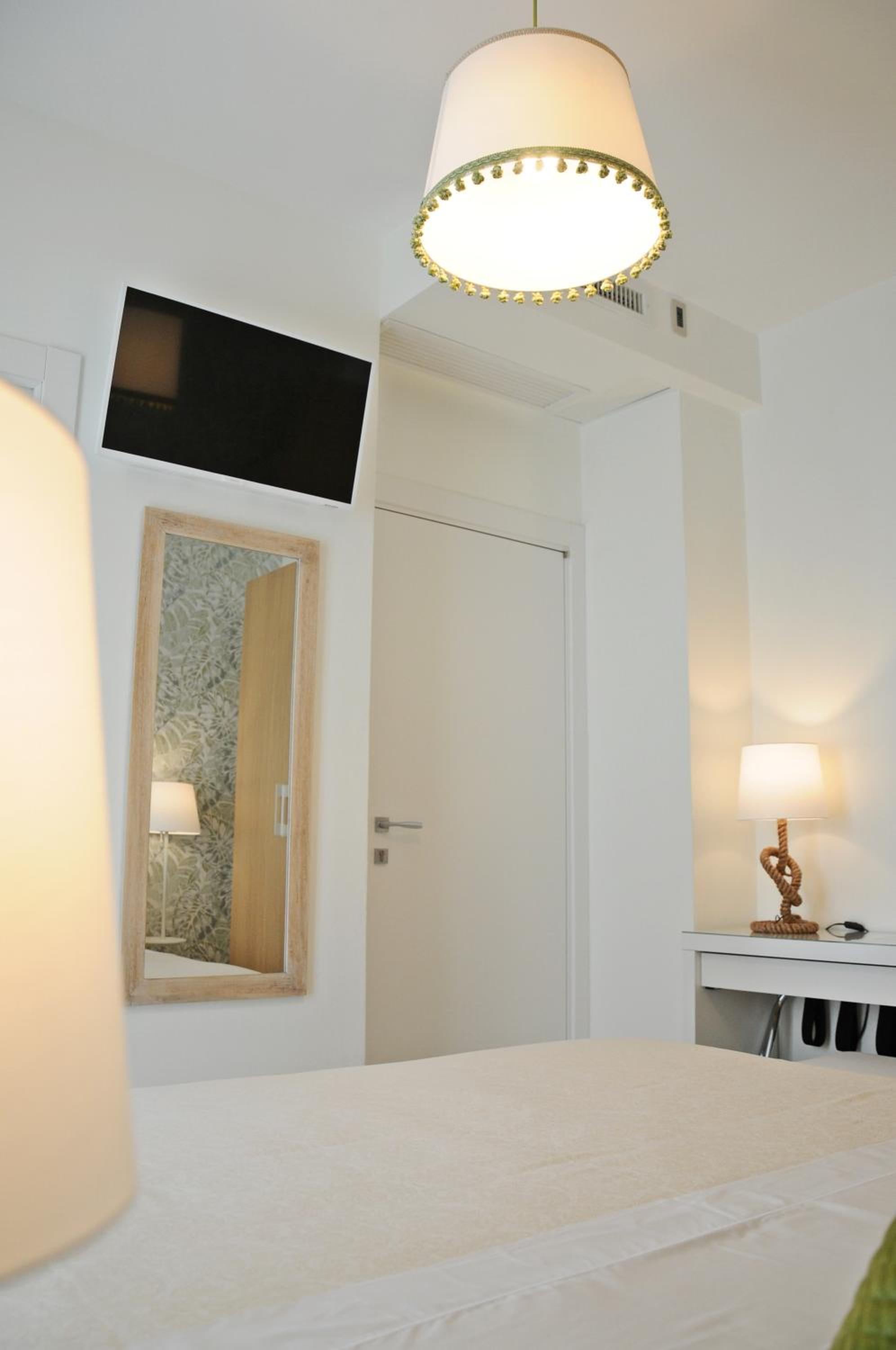 Double Room with Balcony - Photo 7
