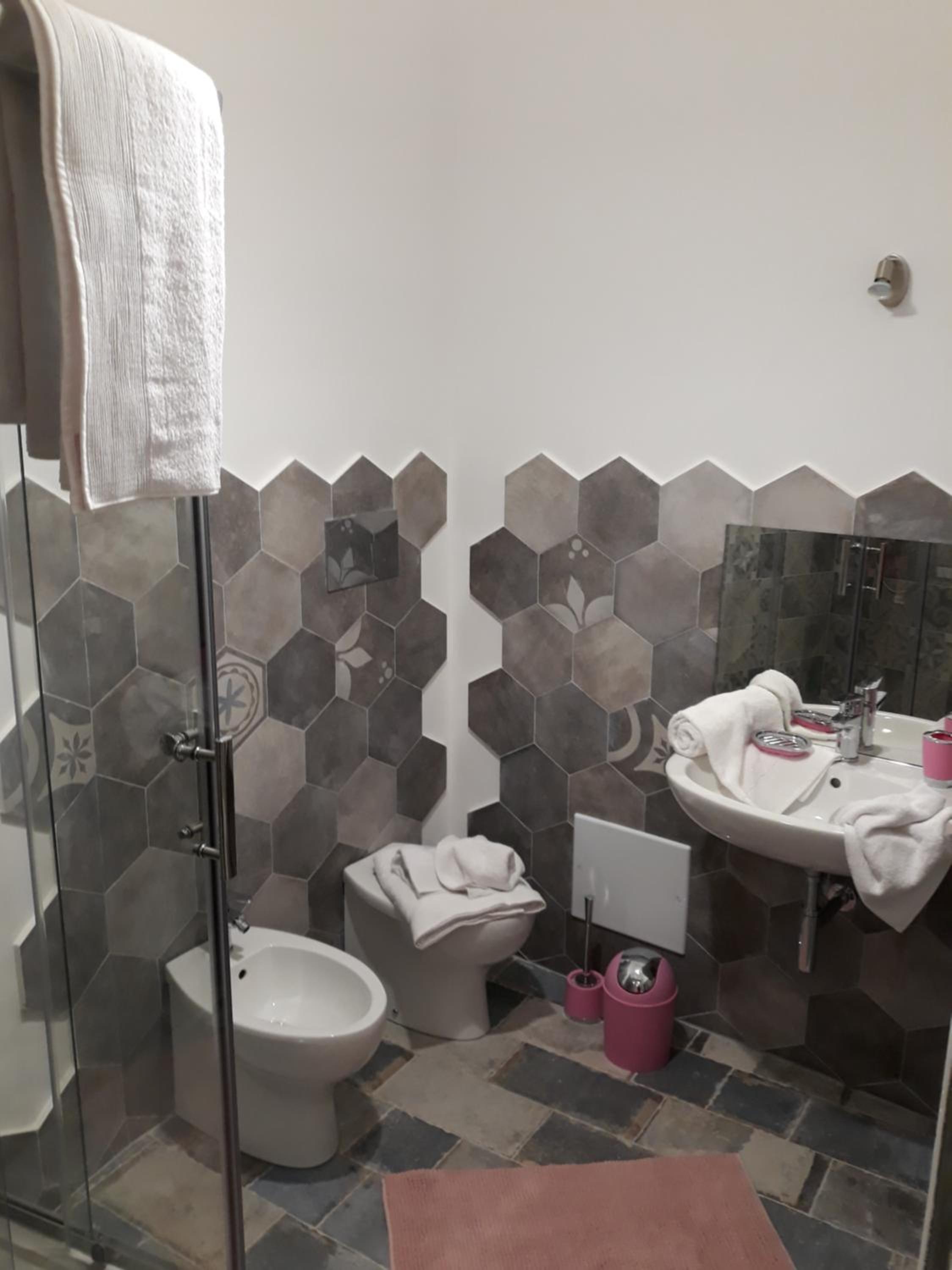 Large Double Room - Photo 6