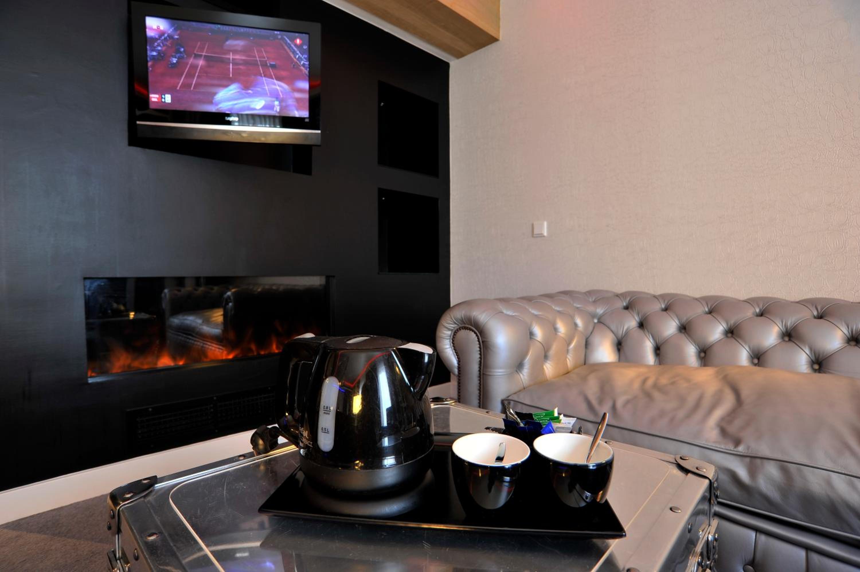 Luxury Suite - Photo 8