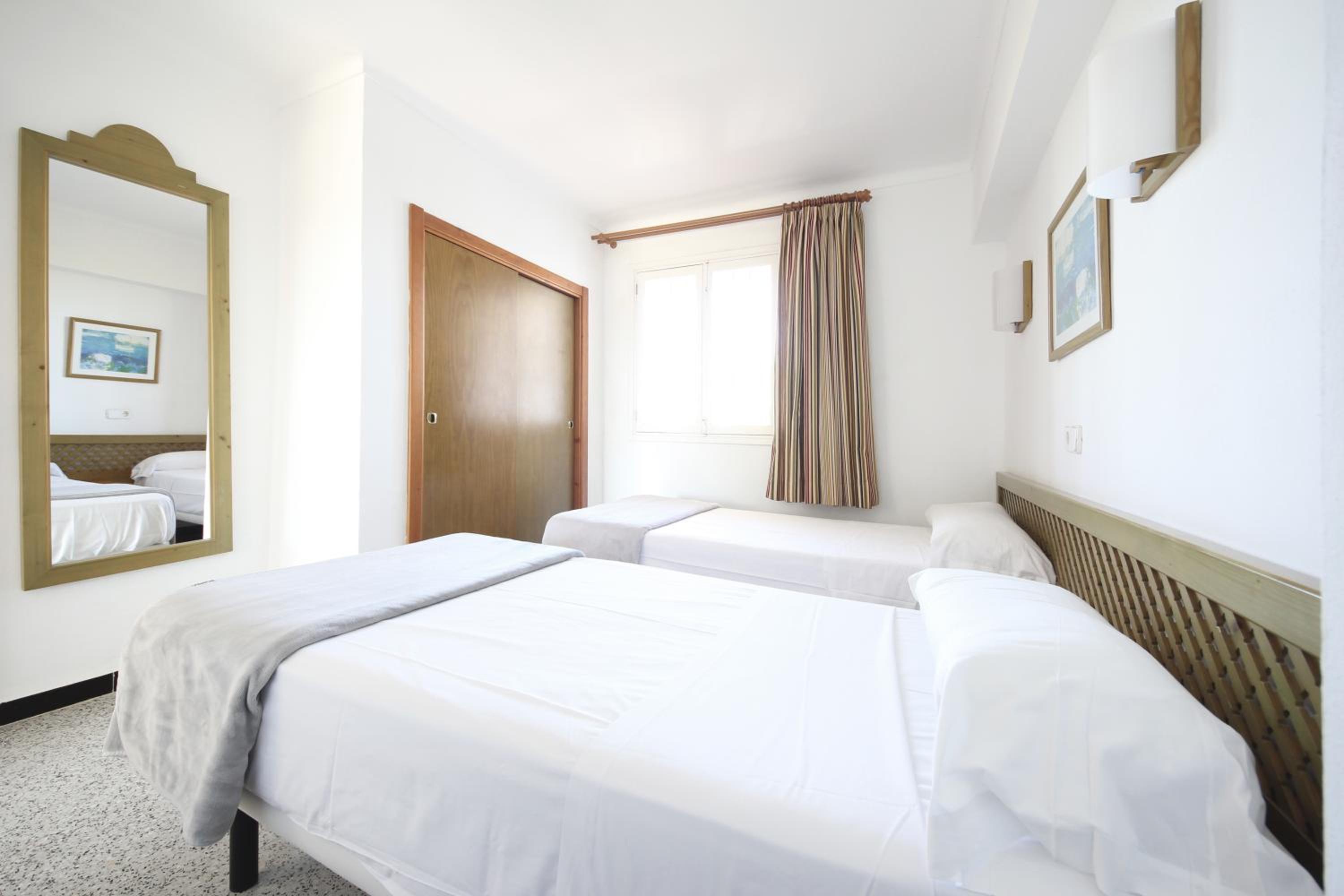 One-Bedroom Apartment with Garden View - Photo 11