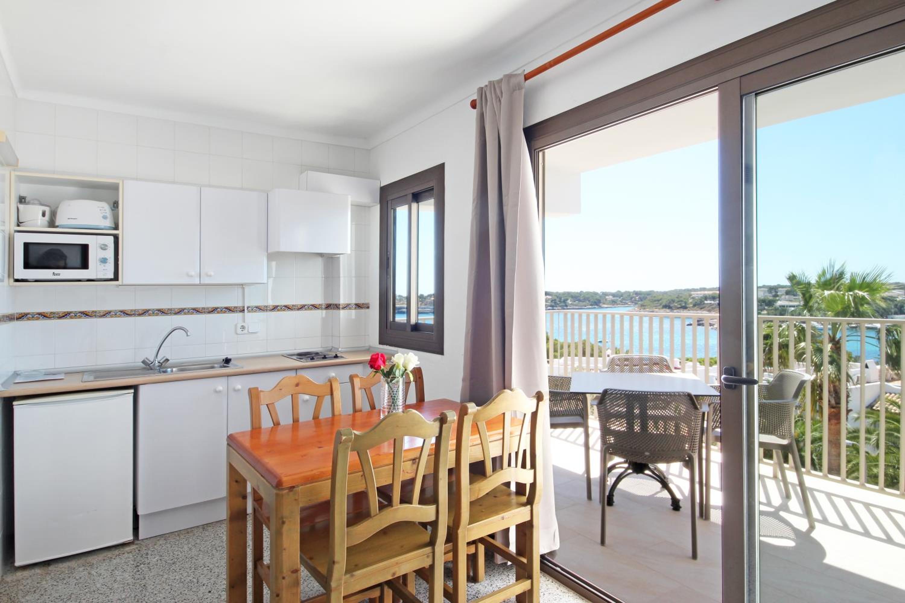 One-Bedroom Apartment with Sea View thumbnail 6