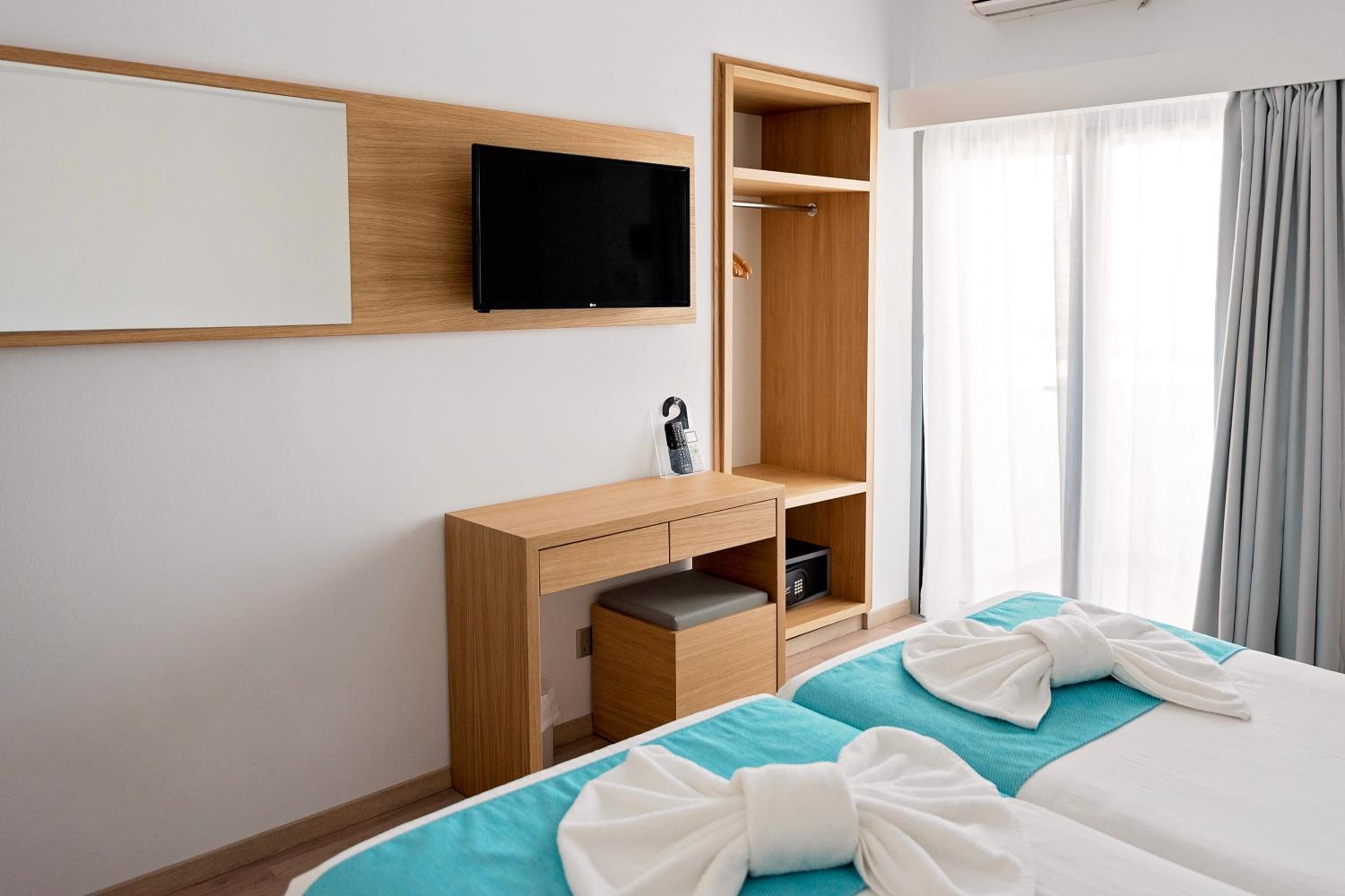 Twin Room - Photo 2