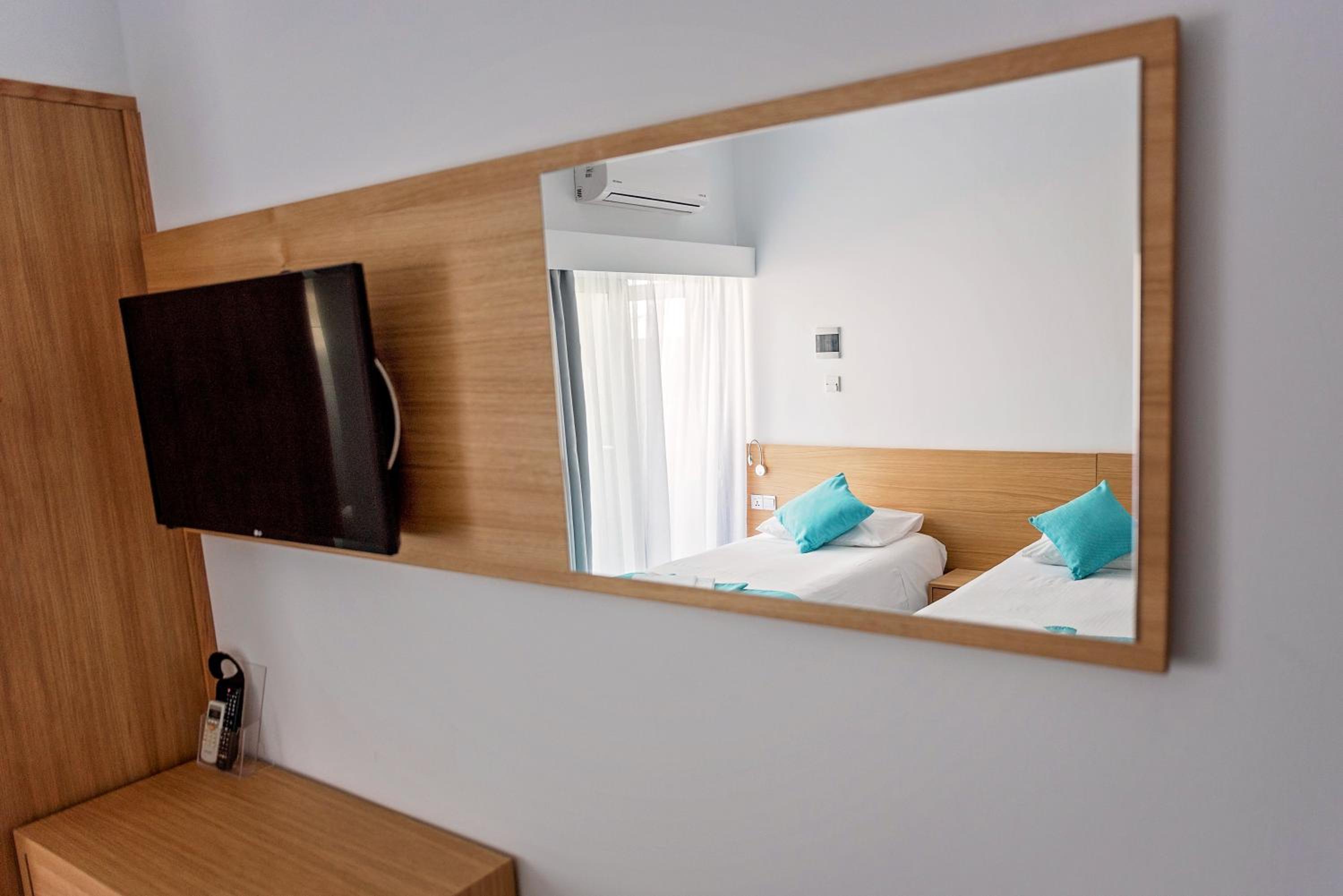 Twin Room - Photo 3