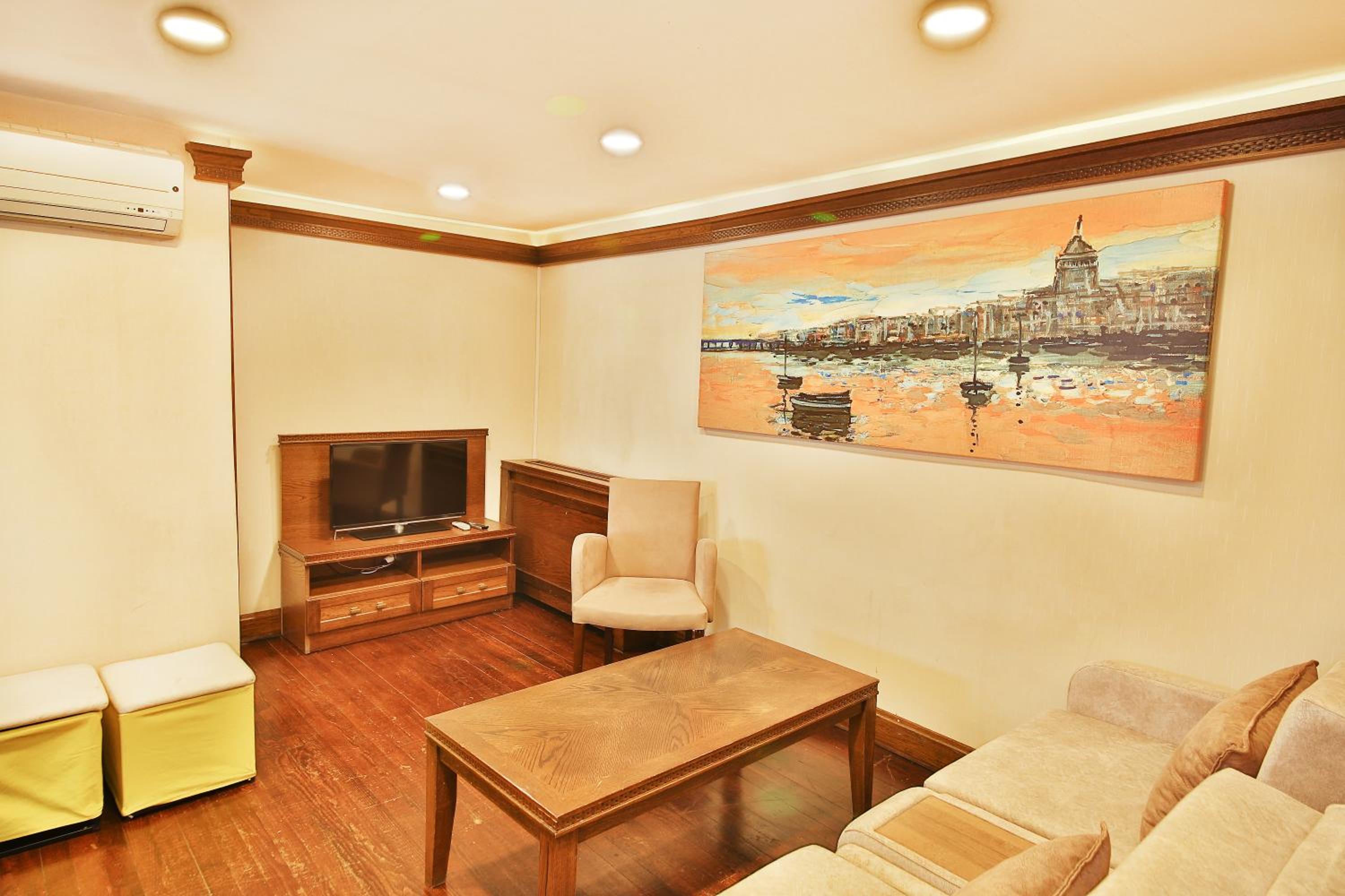 One-Bedroom Apartment photo 2