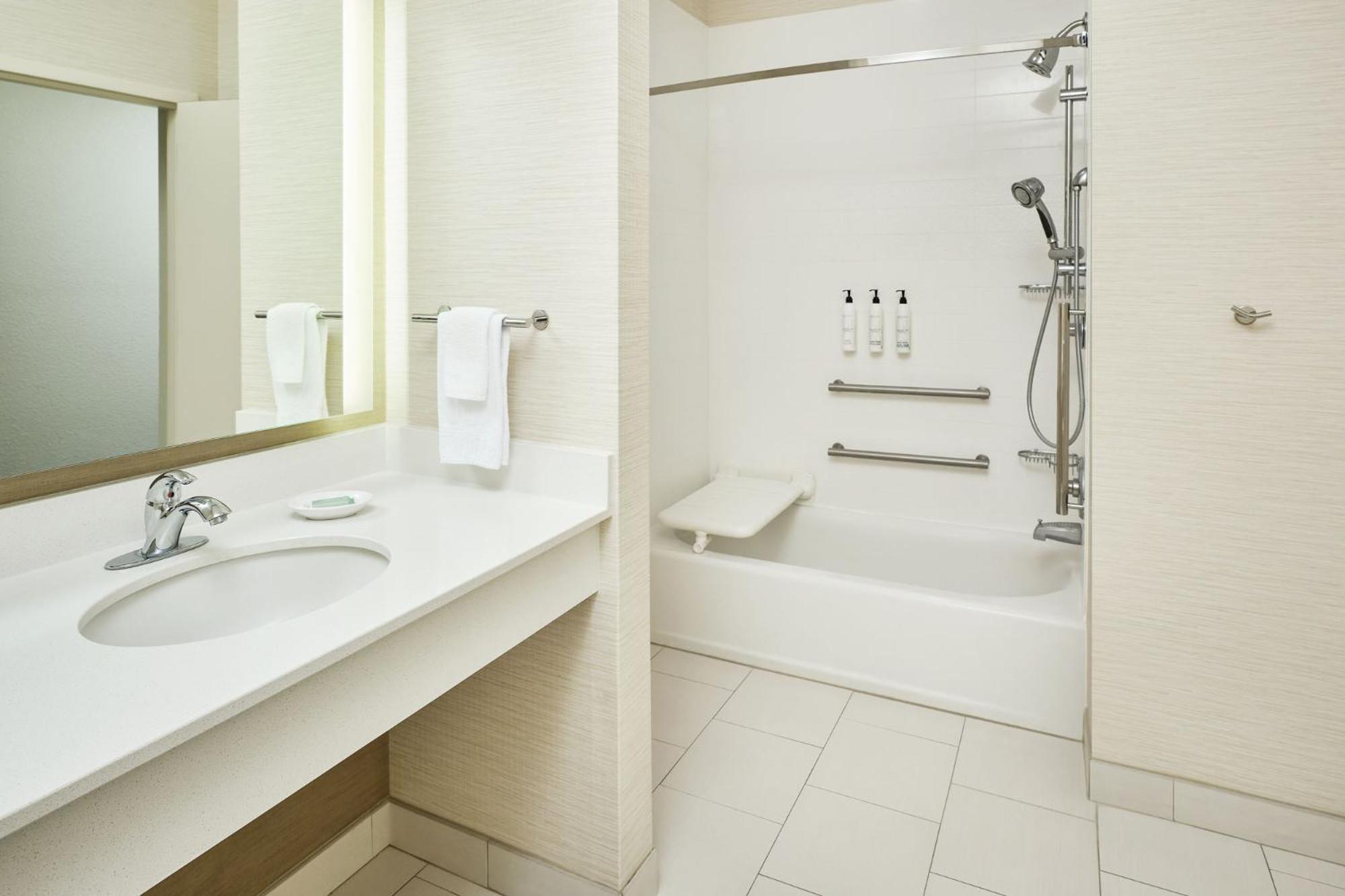 Queen Room with Two Queen Beds, Bathtub and Transfer Shower - Mobility Access/Hearing Accessible