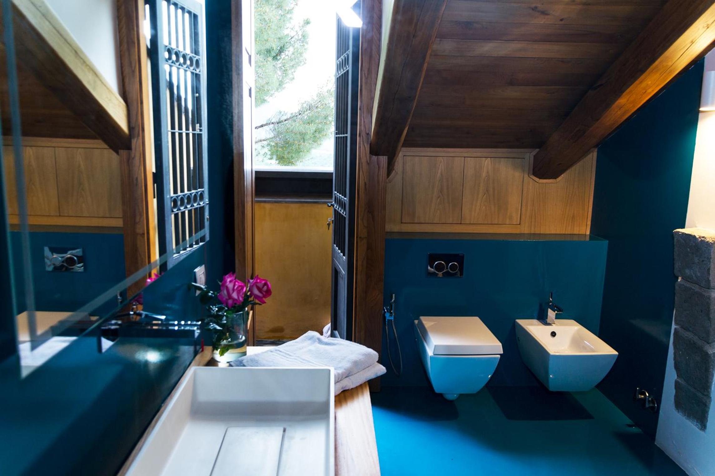Deluxe Double Room with Balcony - Photo 6