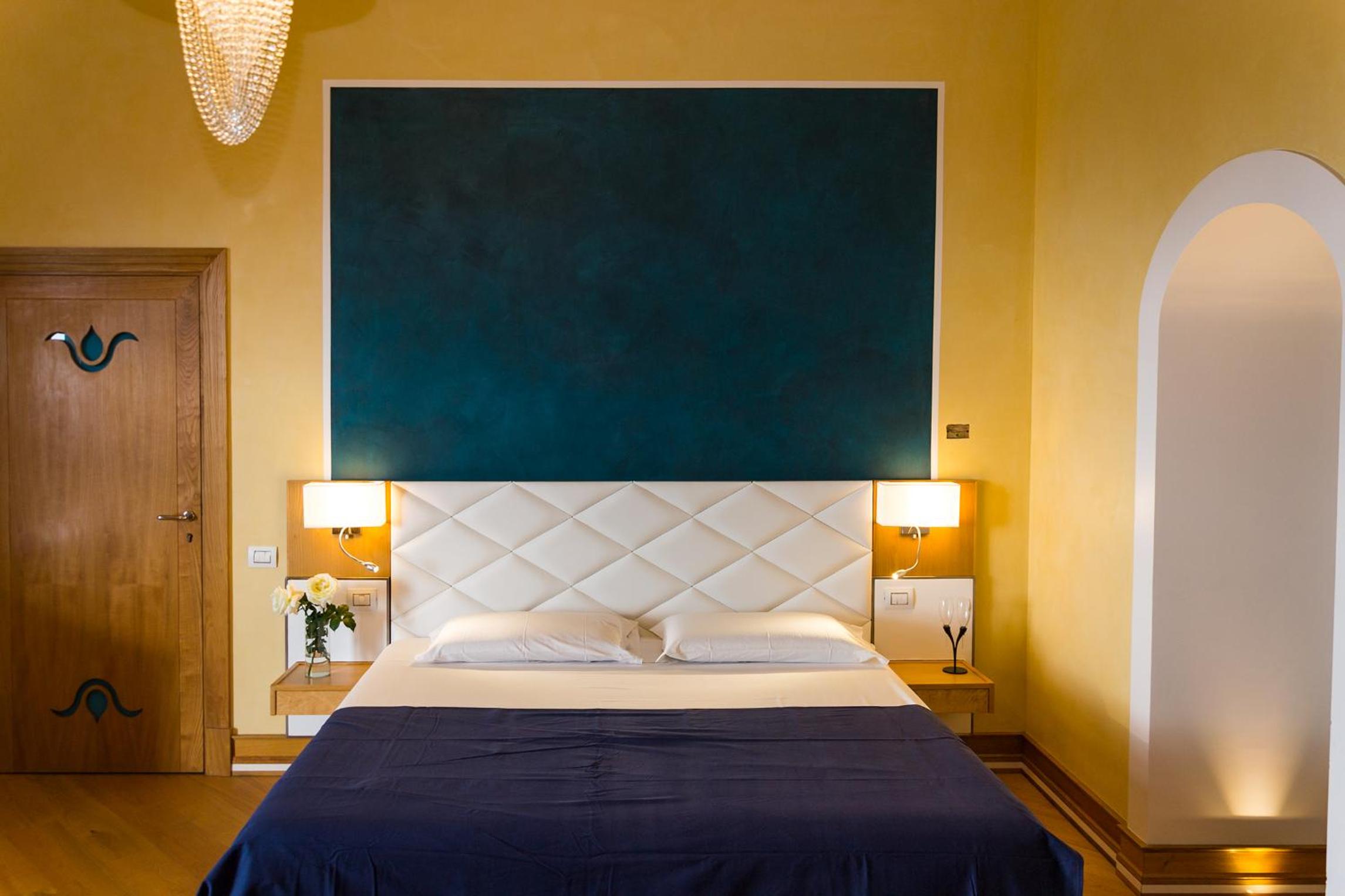 Deluxe Double Room with Balcony - Photo 8