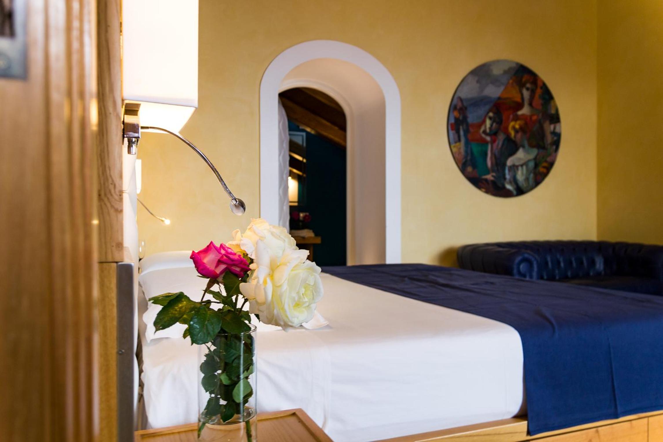 Deluxe Double Room with Balcony - Photo 7