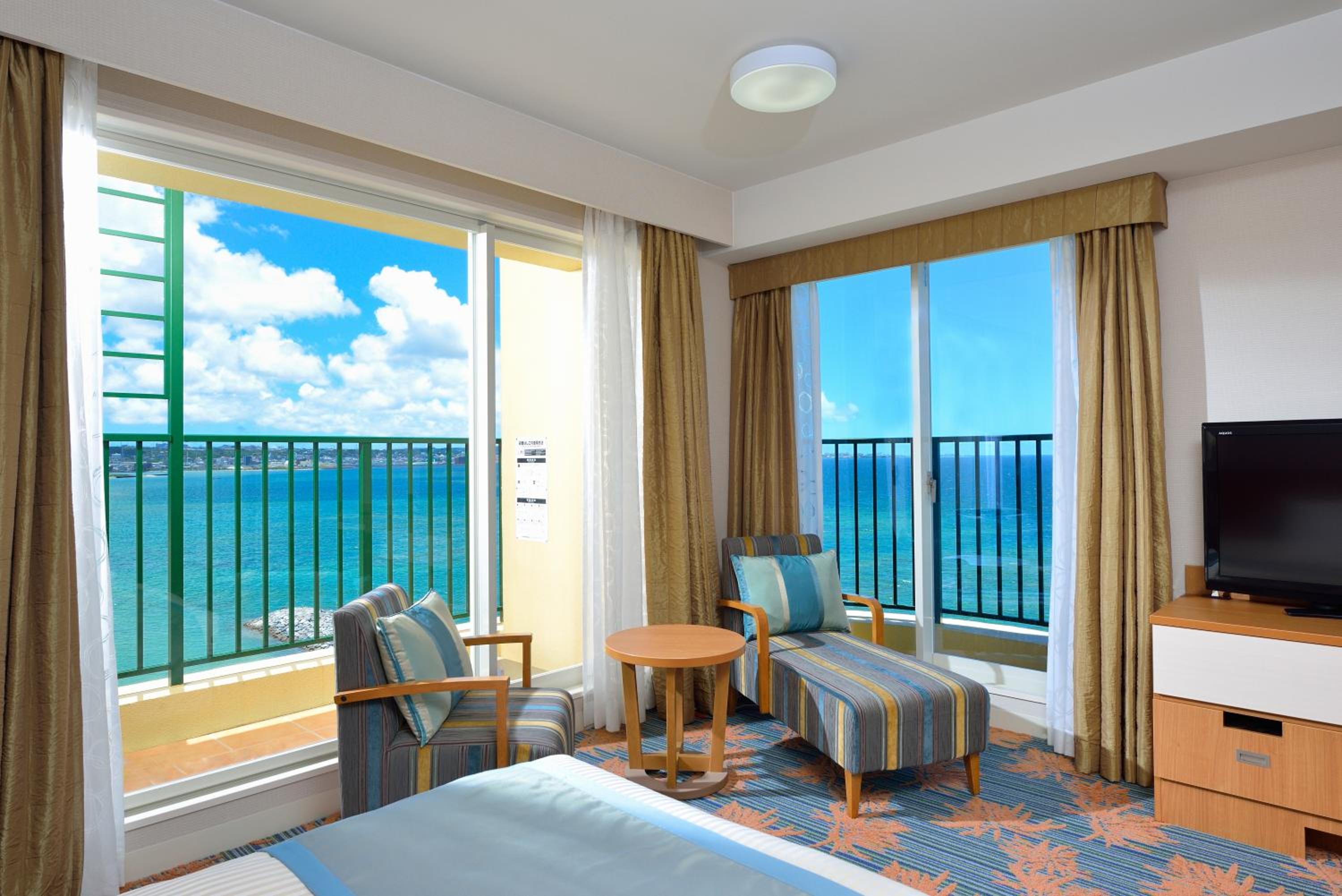 Premier Twin Room with Sea View- Non-Smoking - Photo 6