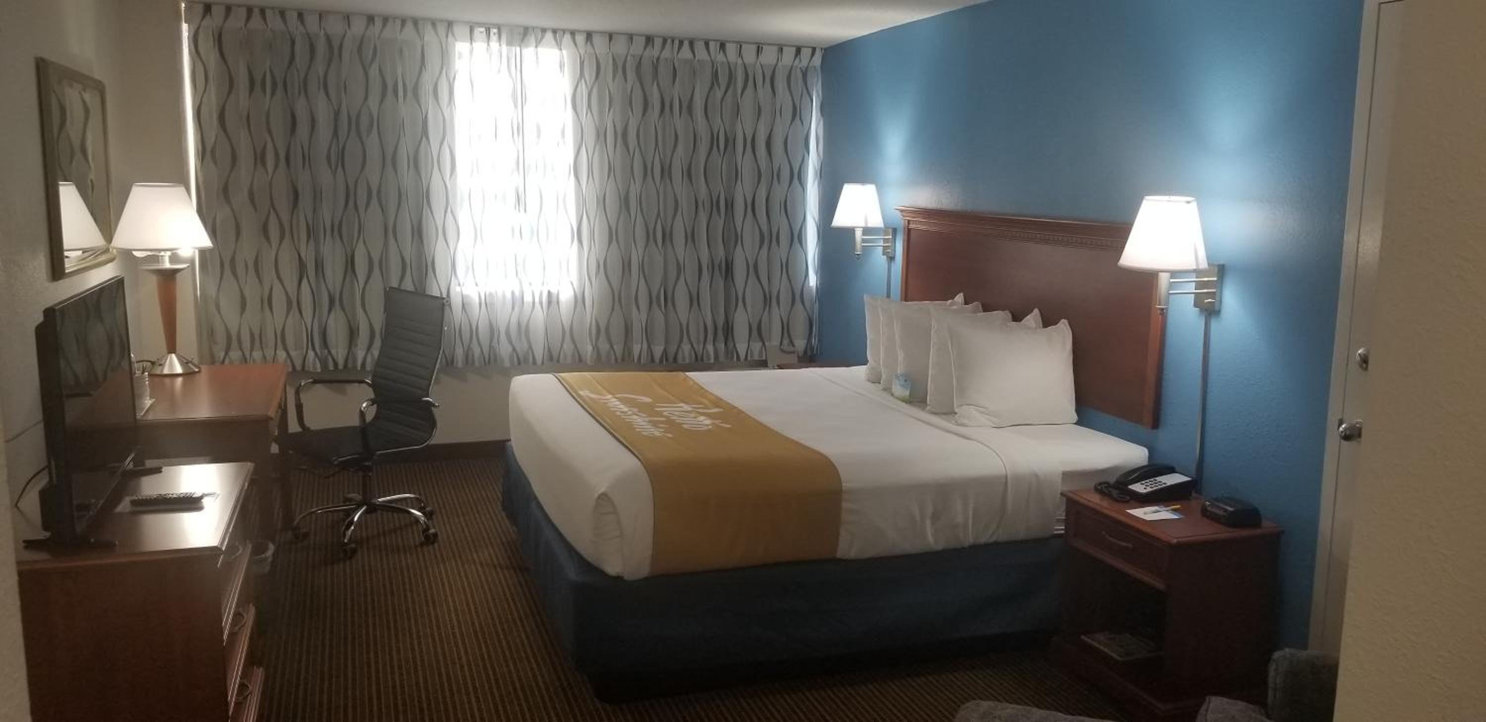 Deluxe King Room - Non-Smoking - Photo 1