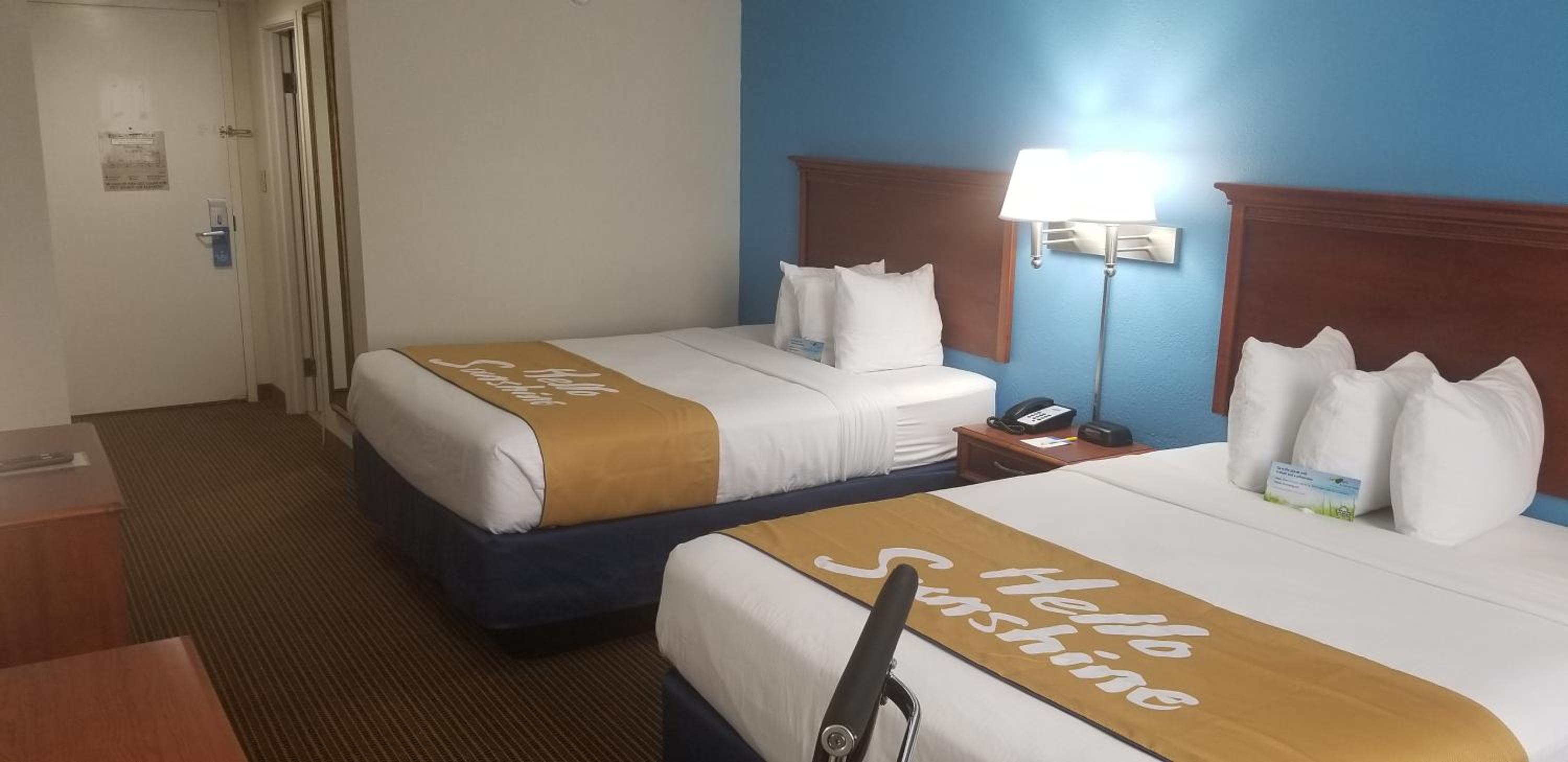 Queen Room with Two Queen Beds - Non-Smoking - Photo 5