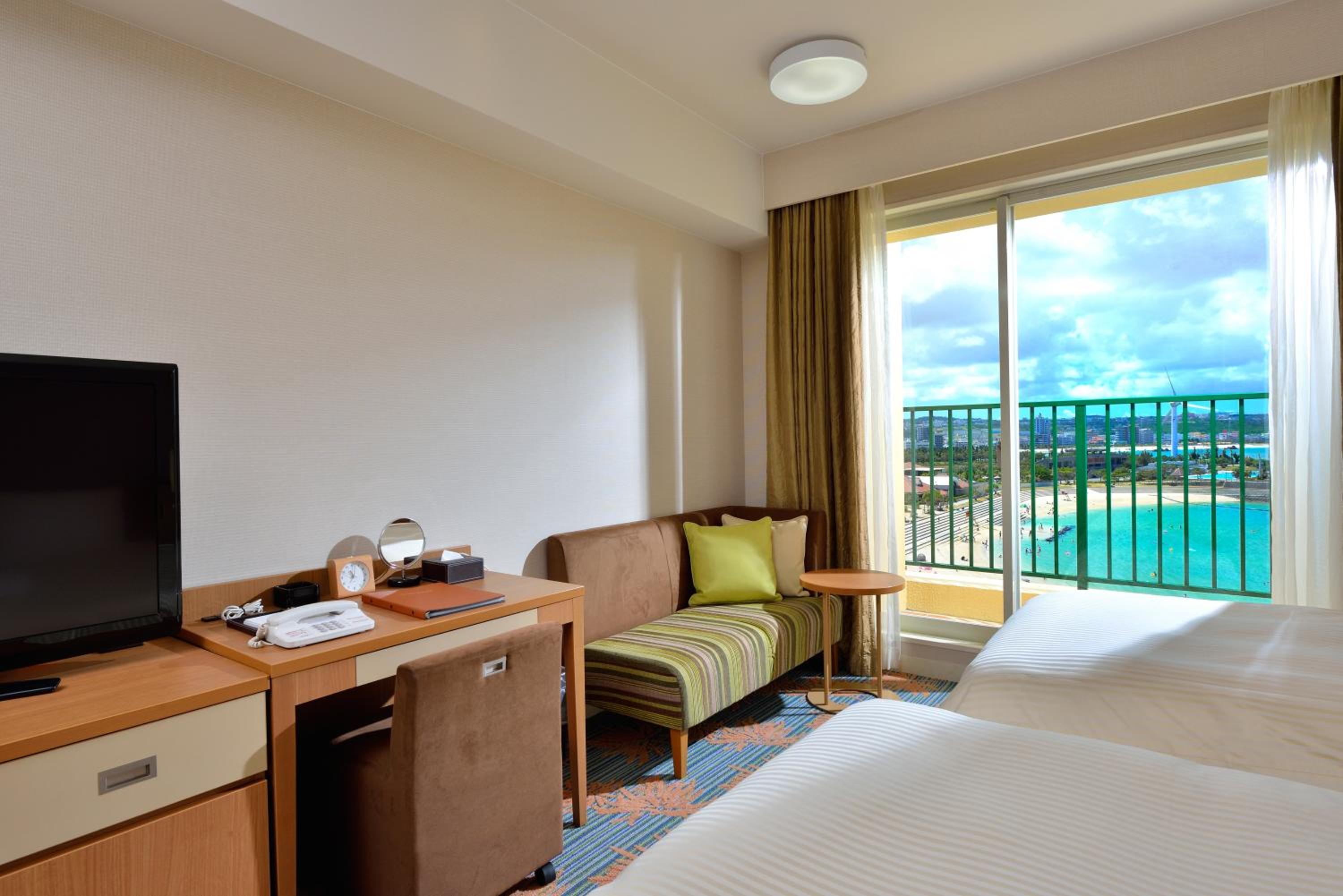 Standard Triple Room with Sea View- Non-Smoking - Photo 7