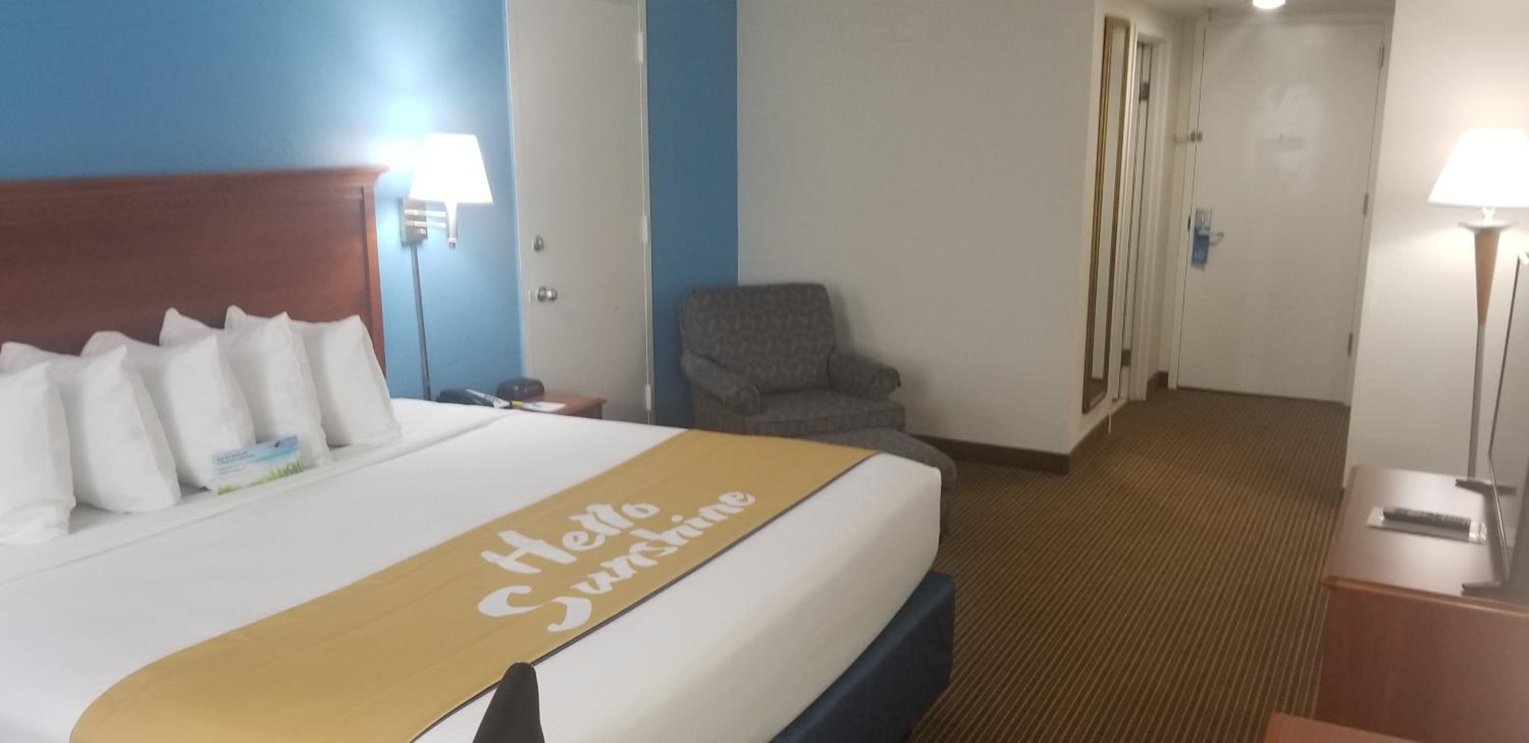 Deluxe King Room - Mobility Access/Non-Smoking - Photo 3