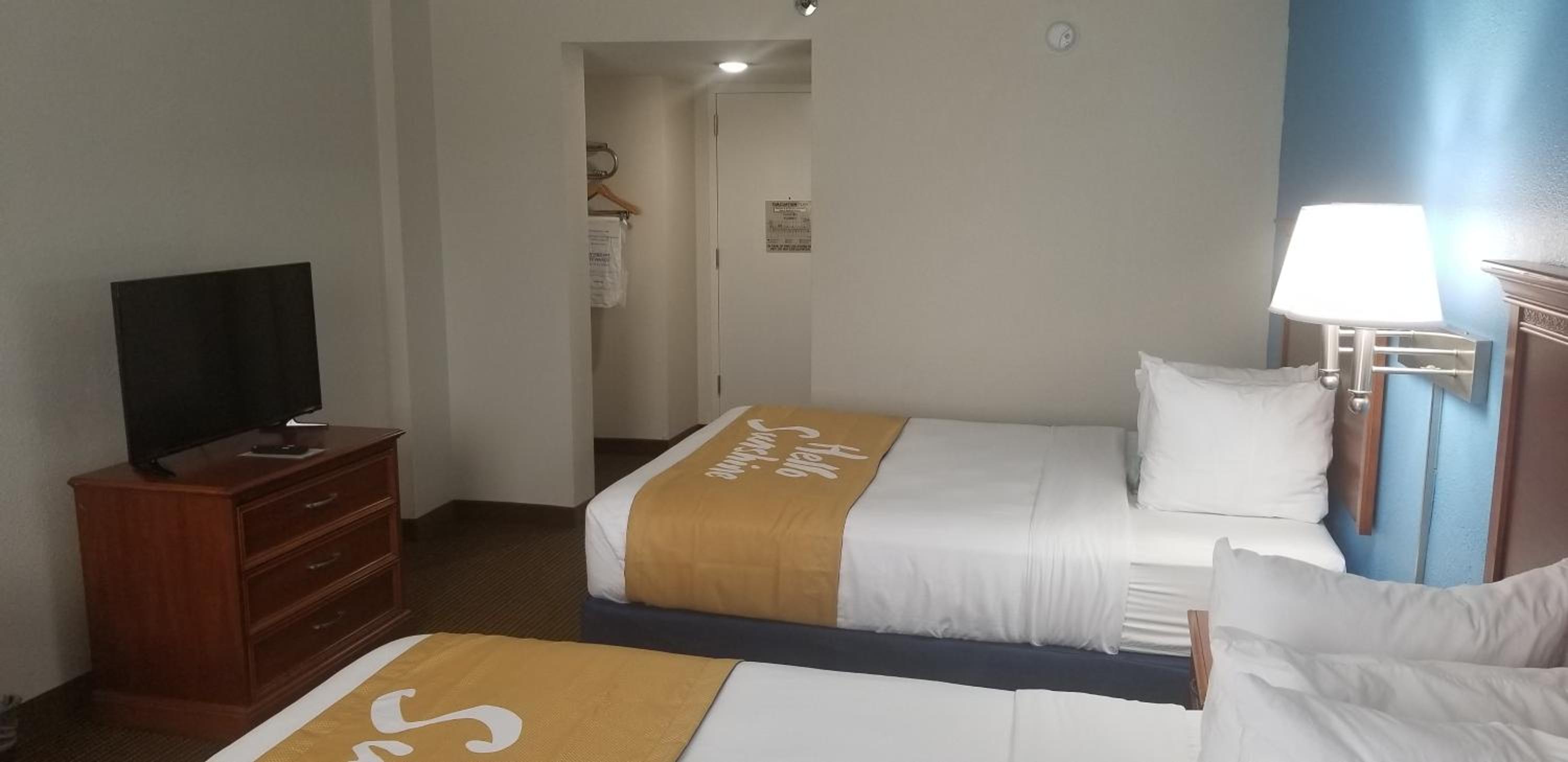 Deluxe Queen Room with Two Queen Beds - Non-Smoking - Photo 1