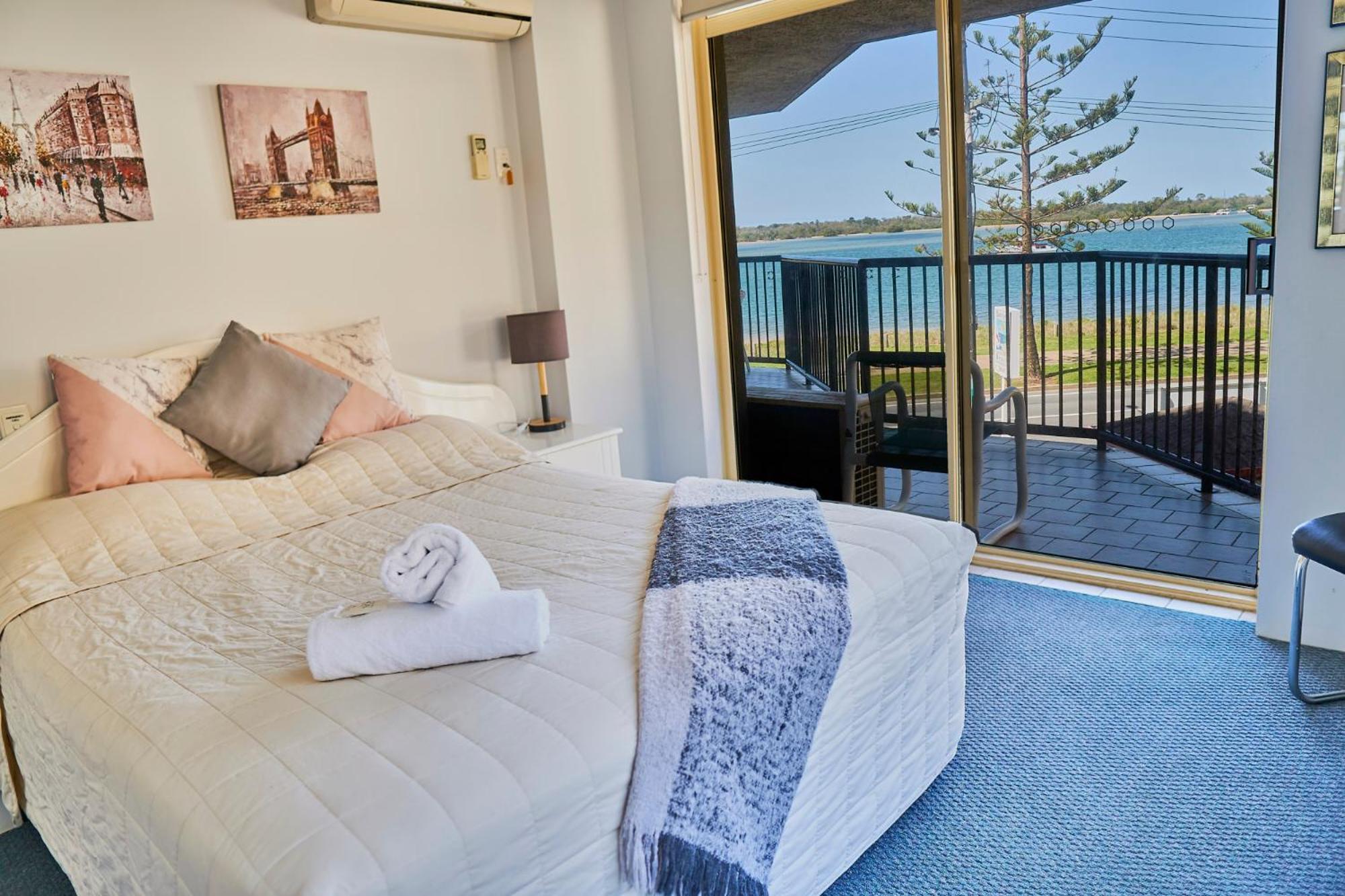 Two-Bedroom Apartment with Balcony and Sea View