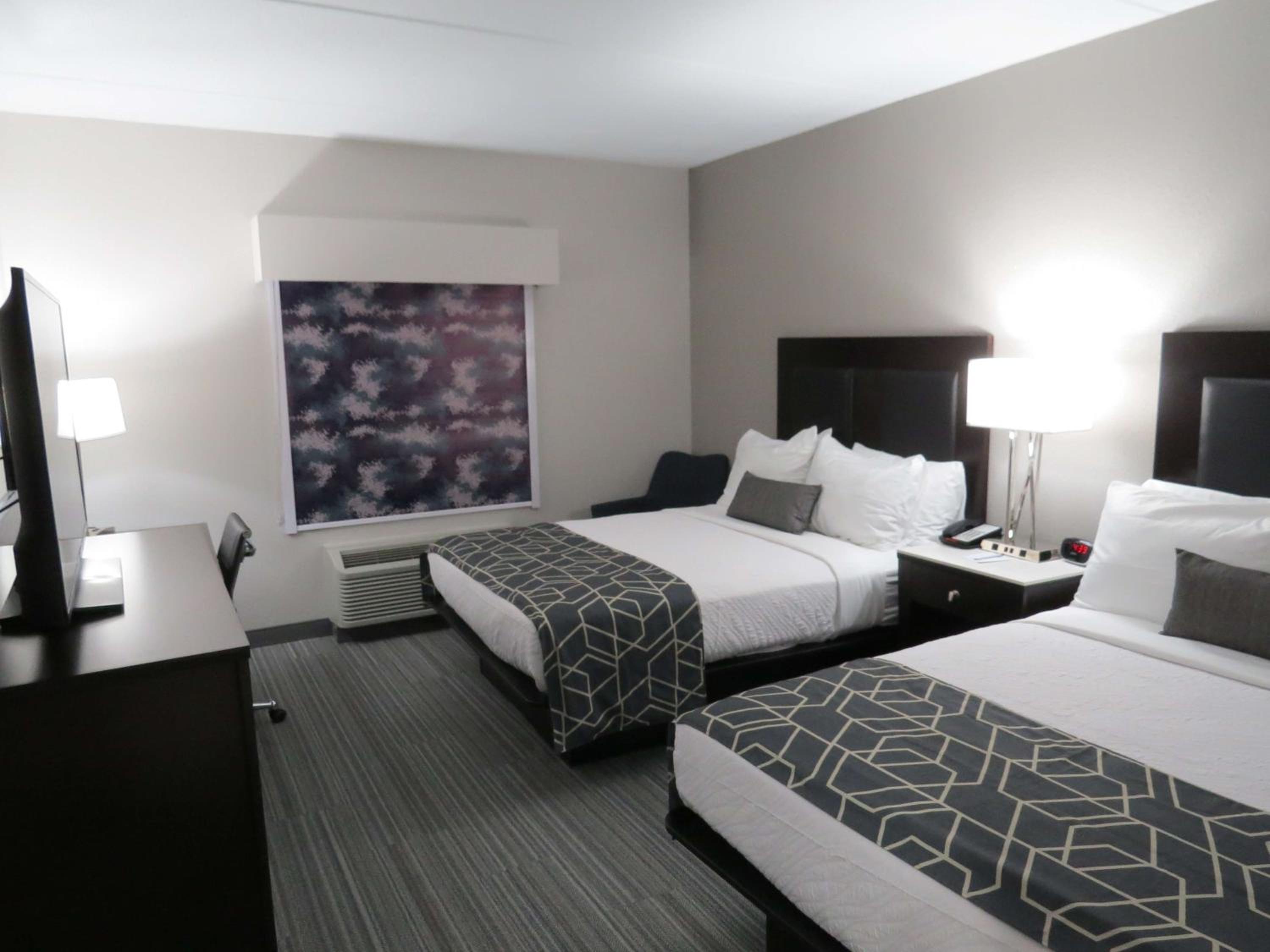 Queen Room with Two Queen Beds - Non-Smoking - Photo 5