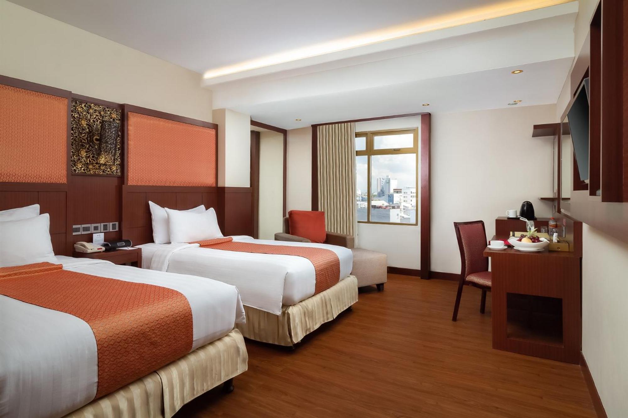 Deluxe Twin Room with City View and Bath Tub - Smoking photo 3