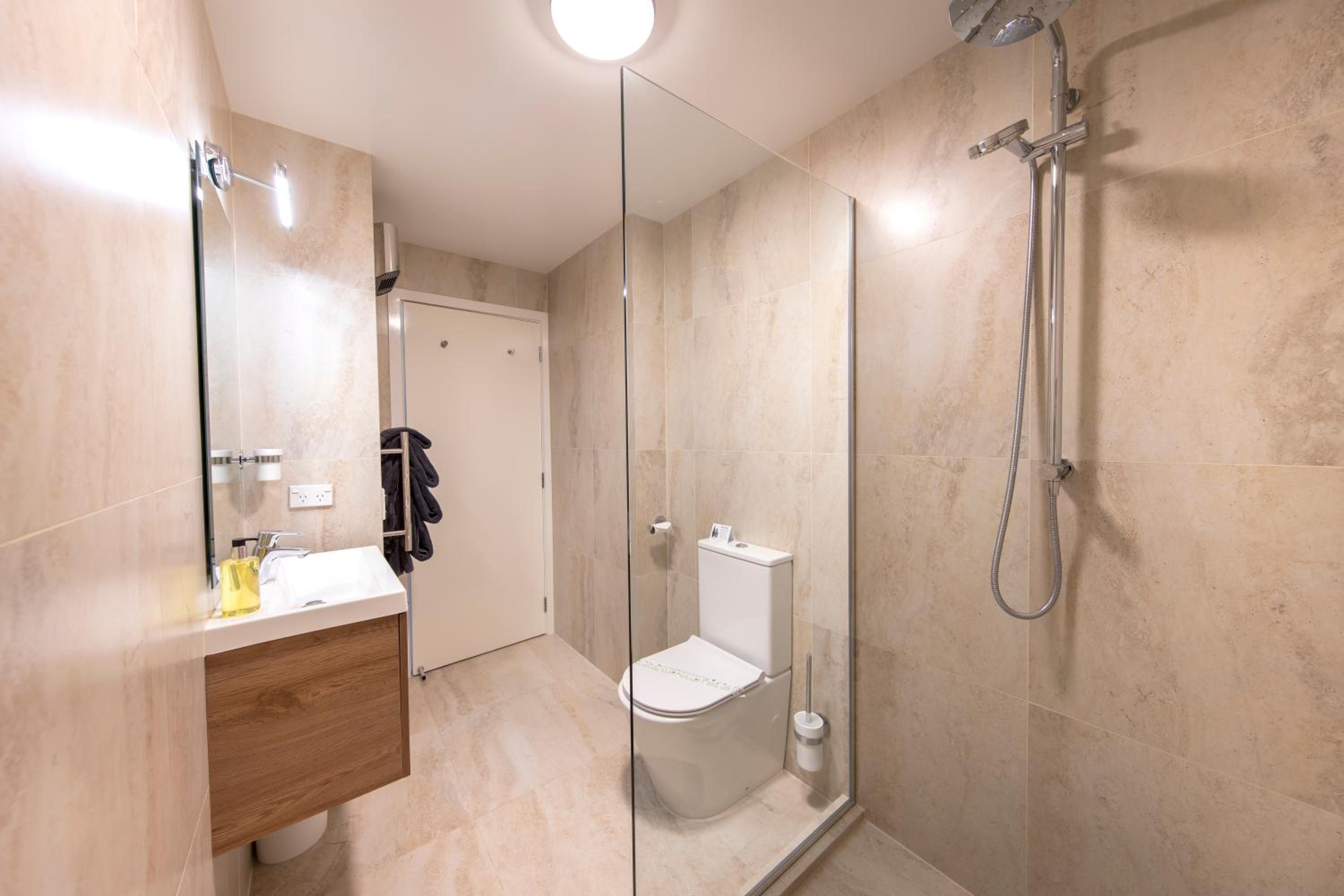 Two-Bedroom Lake View Apartment - On Site - Photo 10