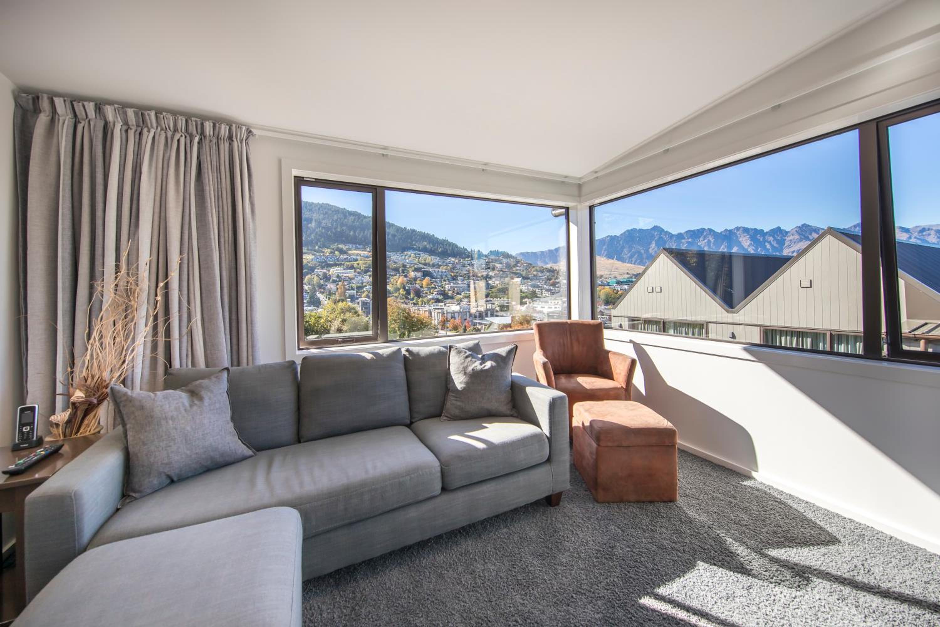 Apartment with Lake View - Photo 7