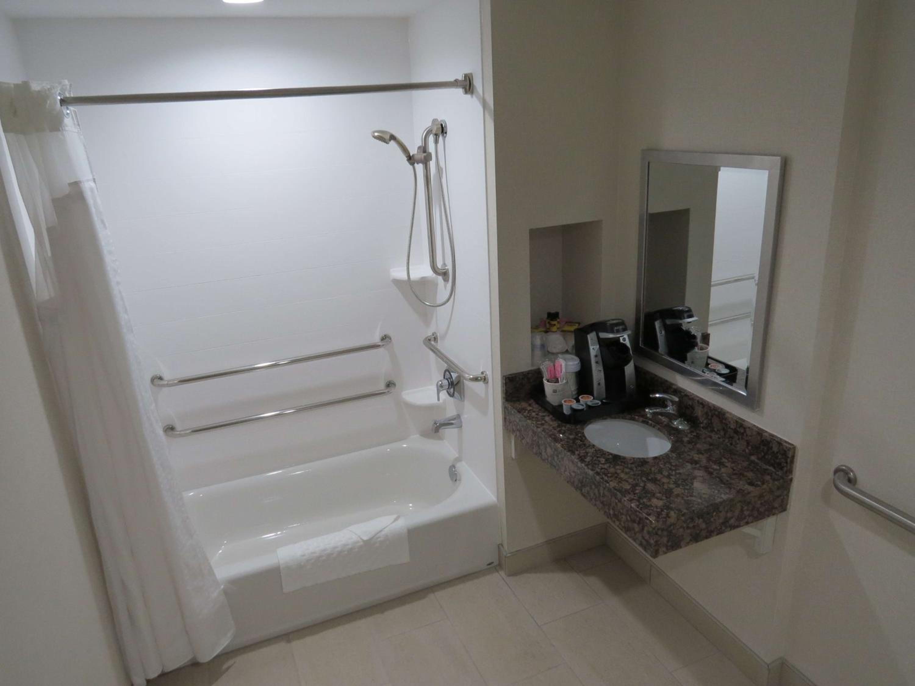 Queen Room with Bath Tub - Disability Access - Photo 2