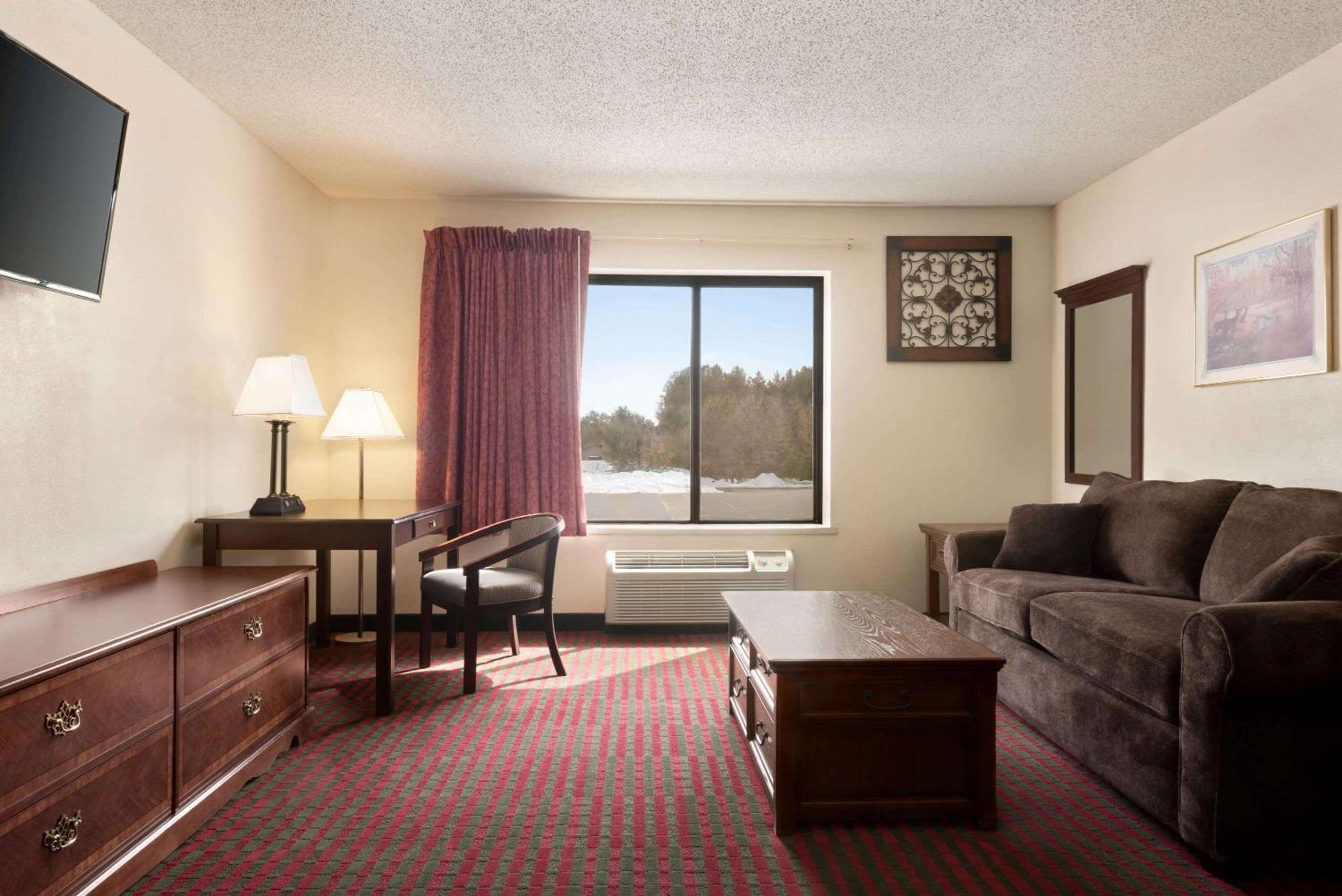 King Suite - Non-Smoking - Photo 1