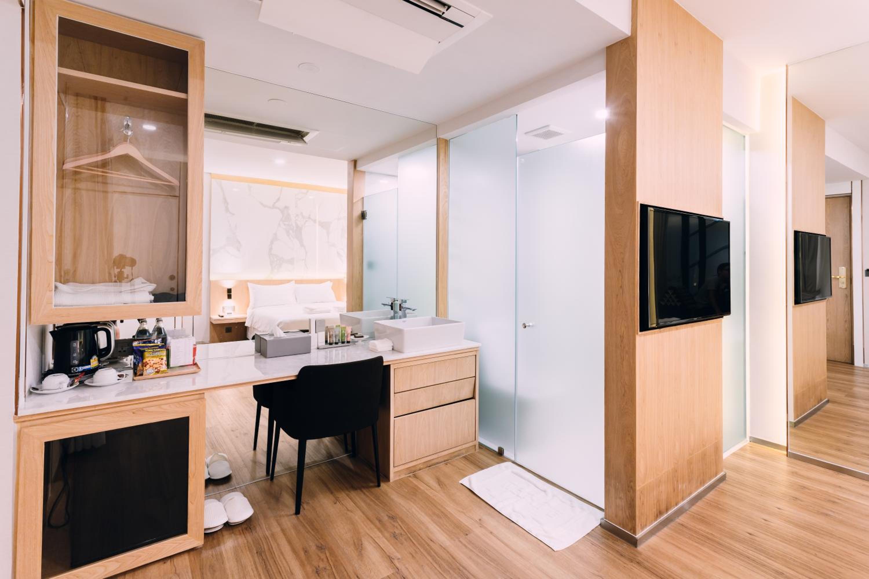 Deluxe Double Room with City View photo 3