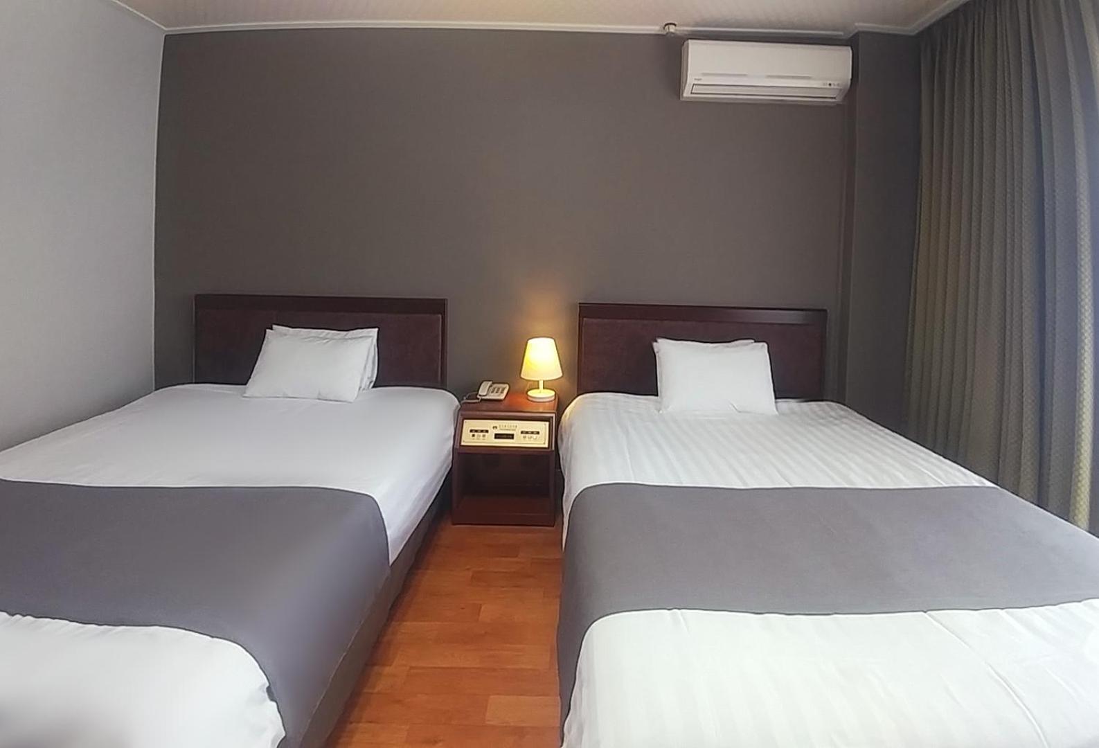 Standard Twin Room - Photo 7