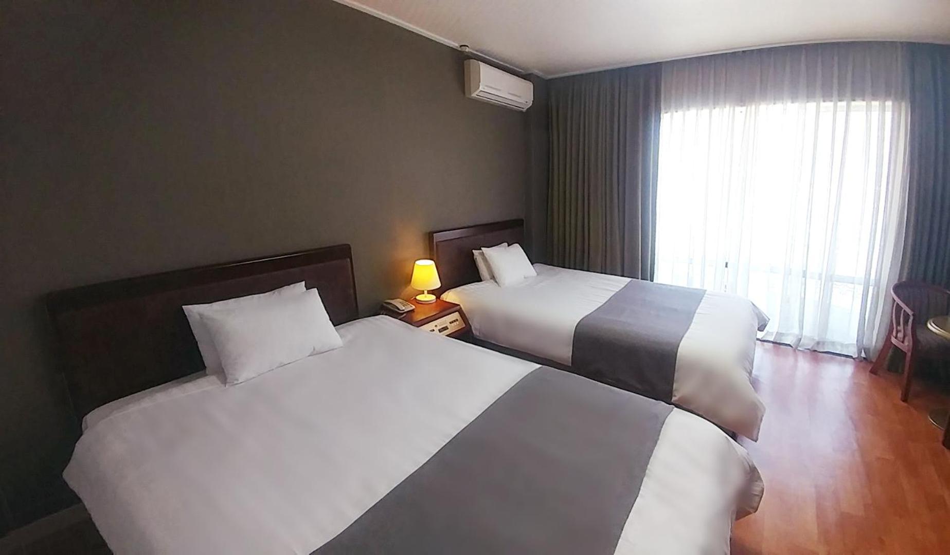 Standard Twin Room - Photo 4