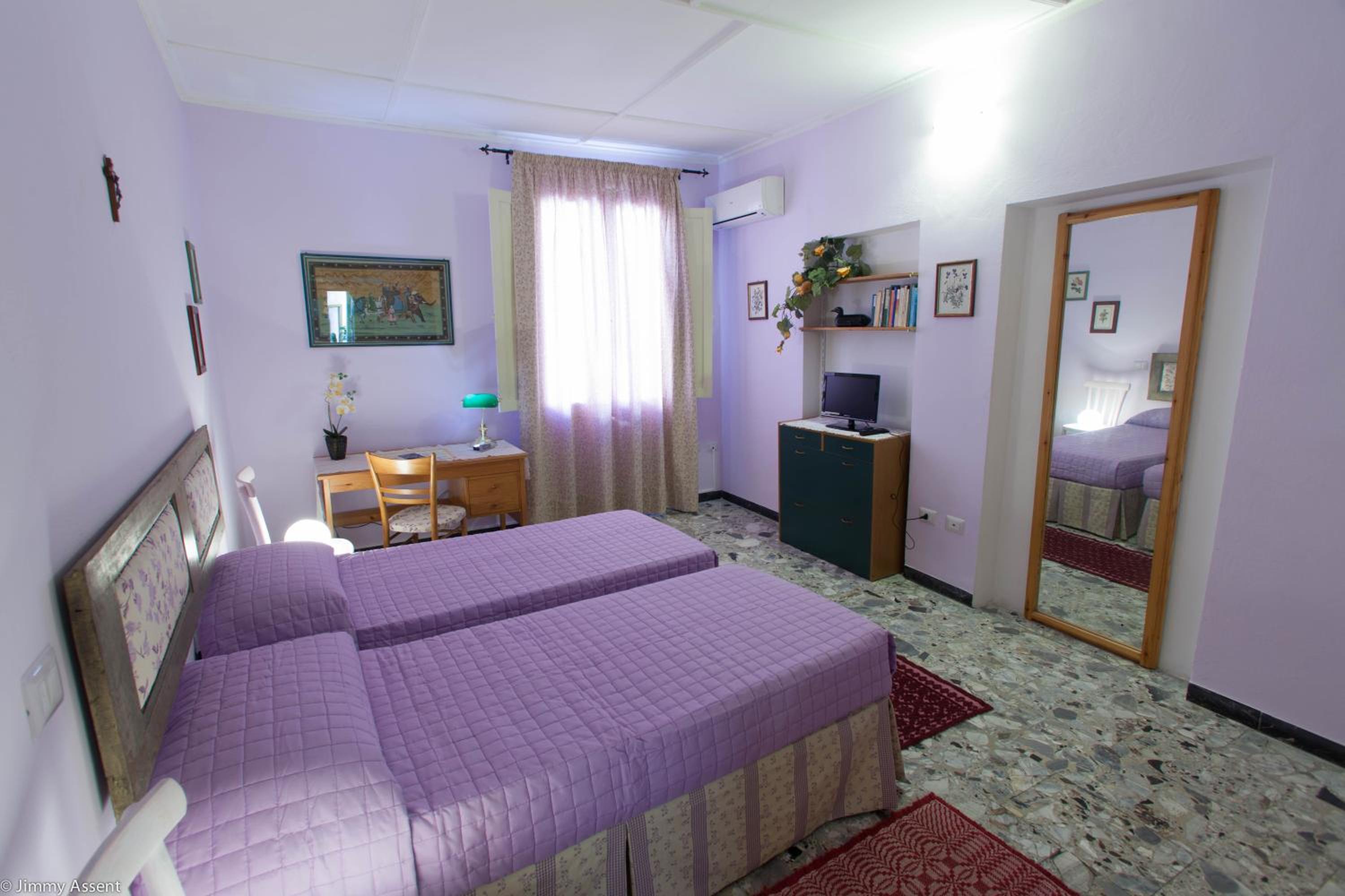 Double or Twin Room with Private External Bathroom - Photo 4