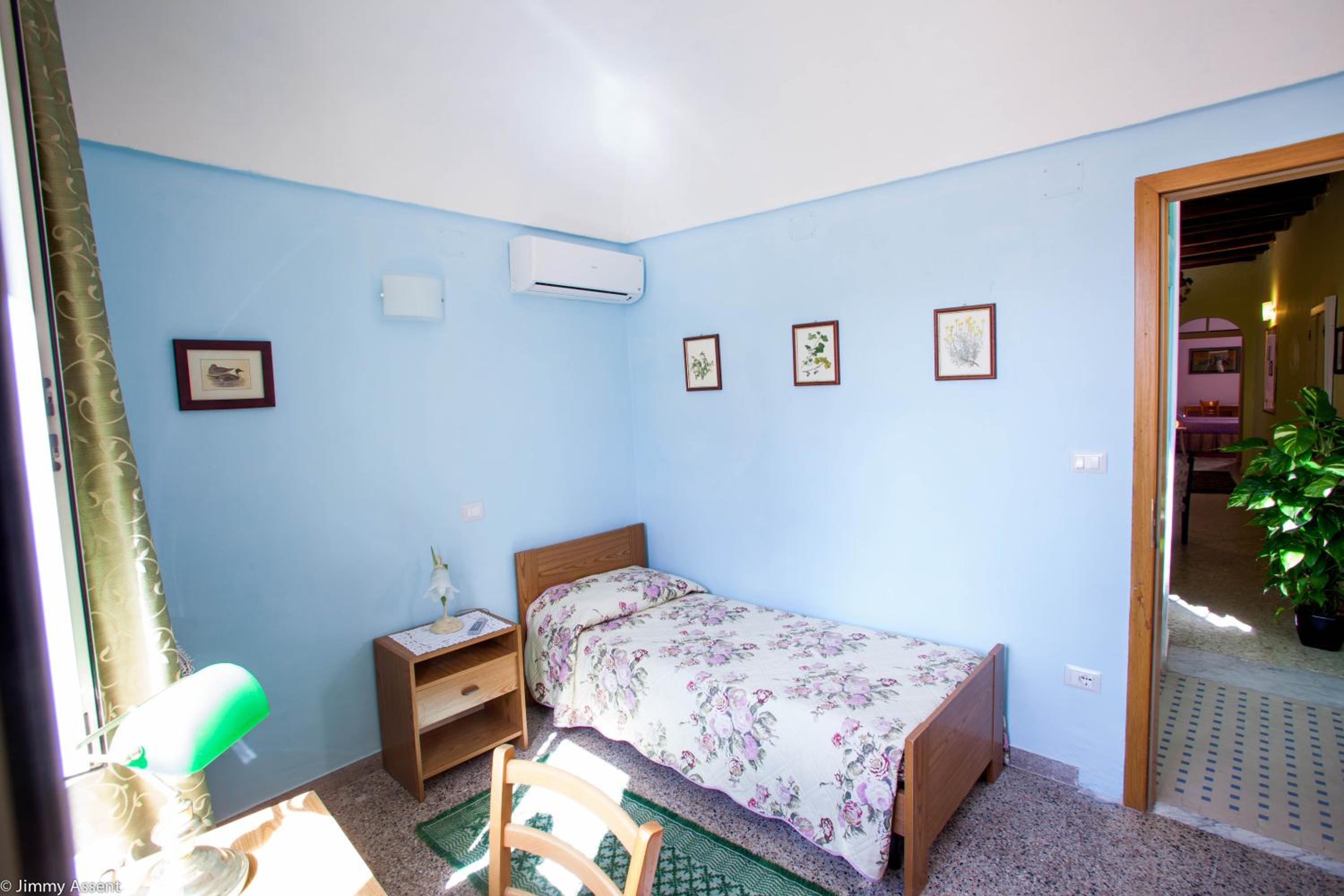 Double or Twin Room with Private External Bathroom - Photo 16