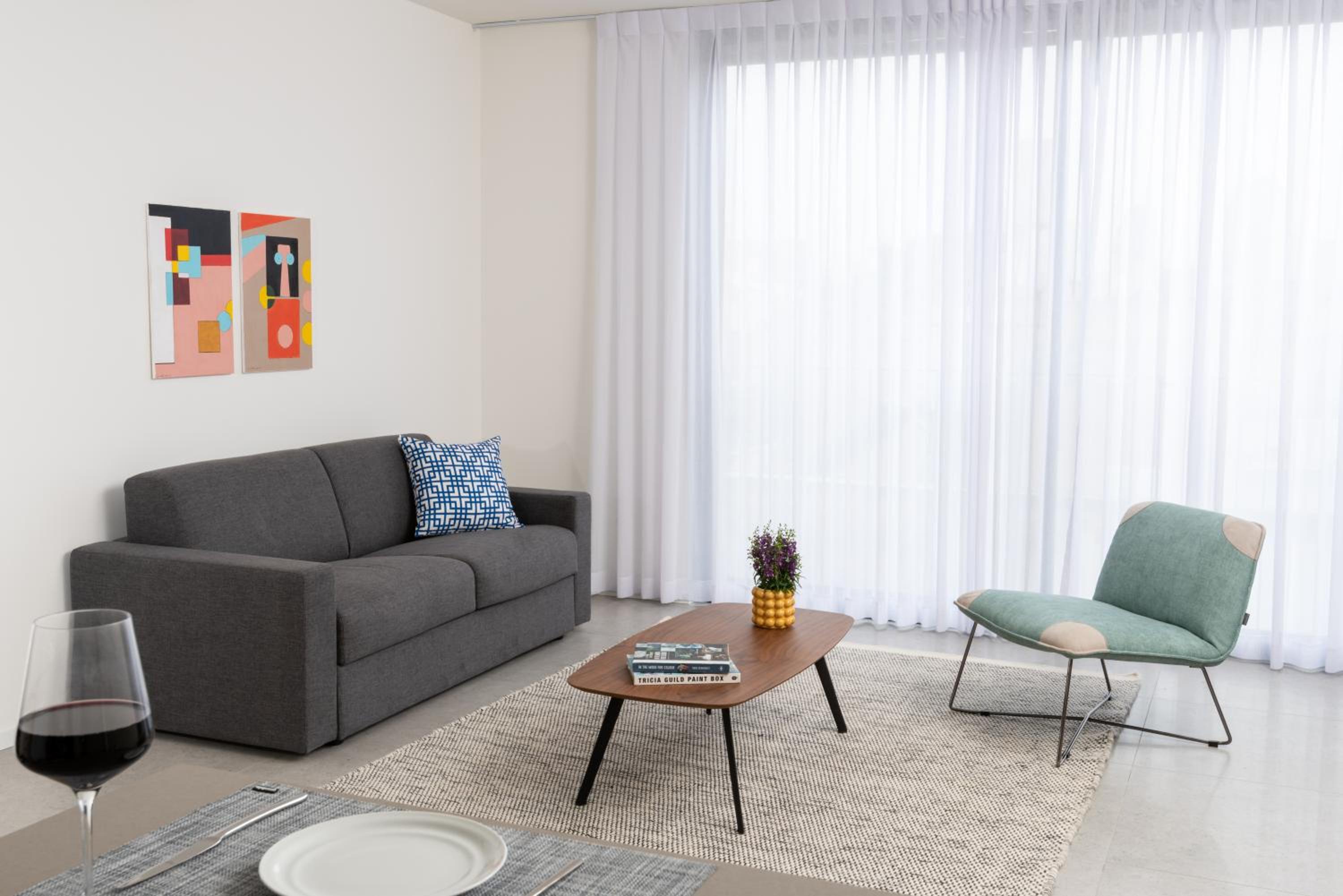 Three-Bedroom Apartment with no Balcony photo 2