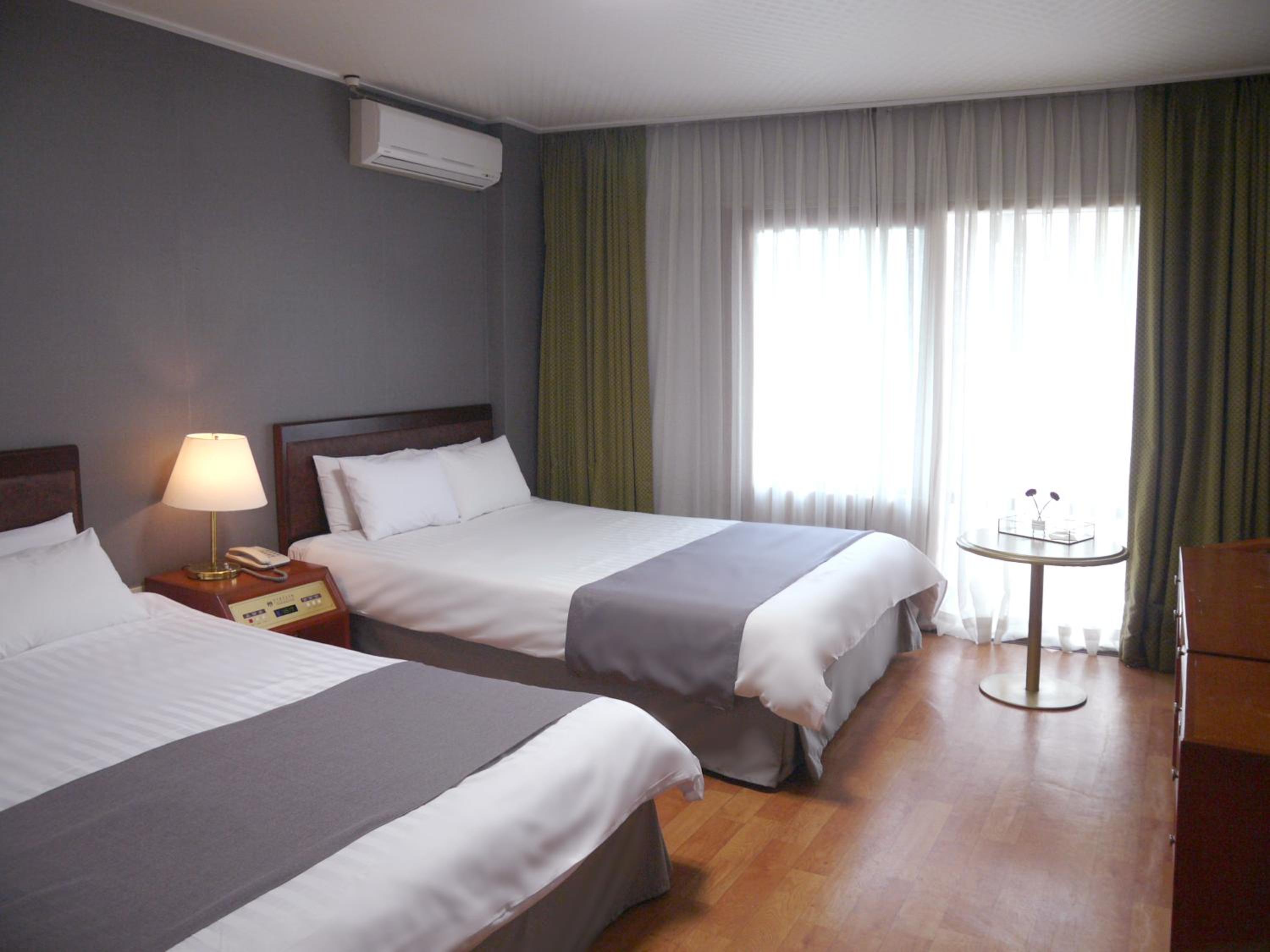 Standard Quadruple Room - Photo 9
