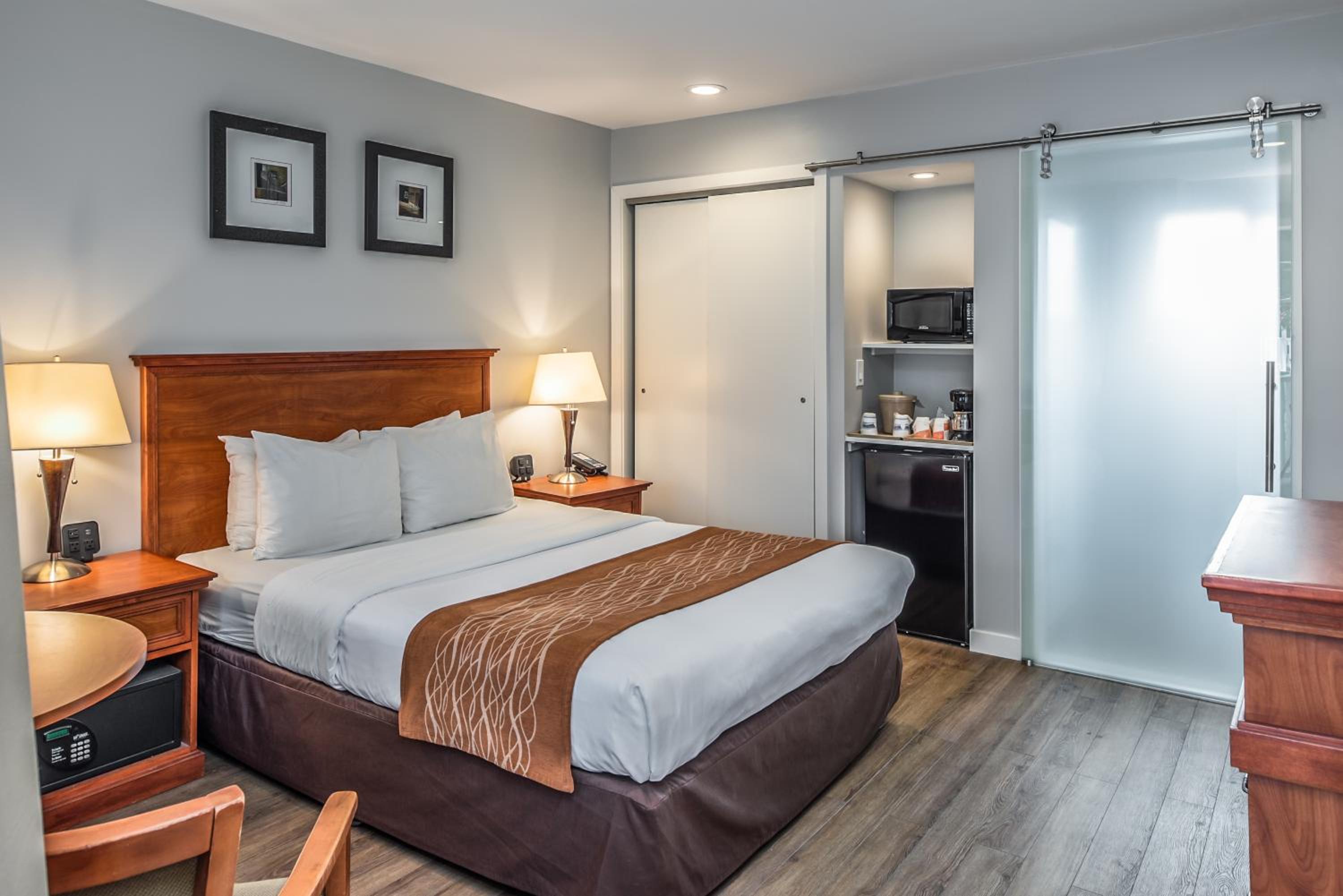 Standard Room with One Queen Bed - Non-Smoking - Photo 1