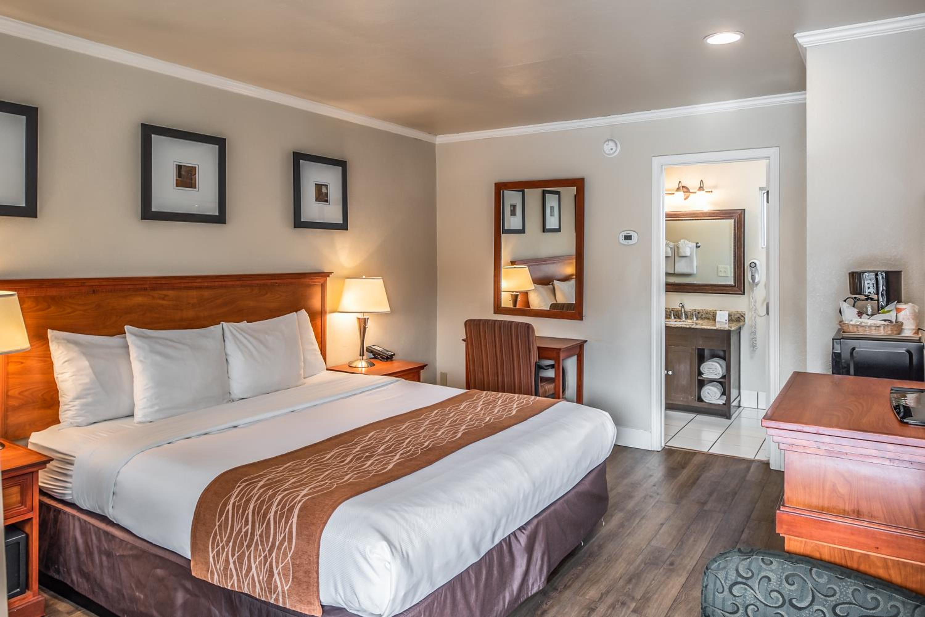 Standard Room With One King Bed - Non-Smoking - Photo 3