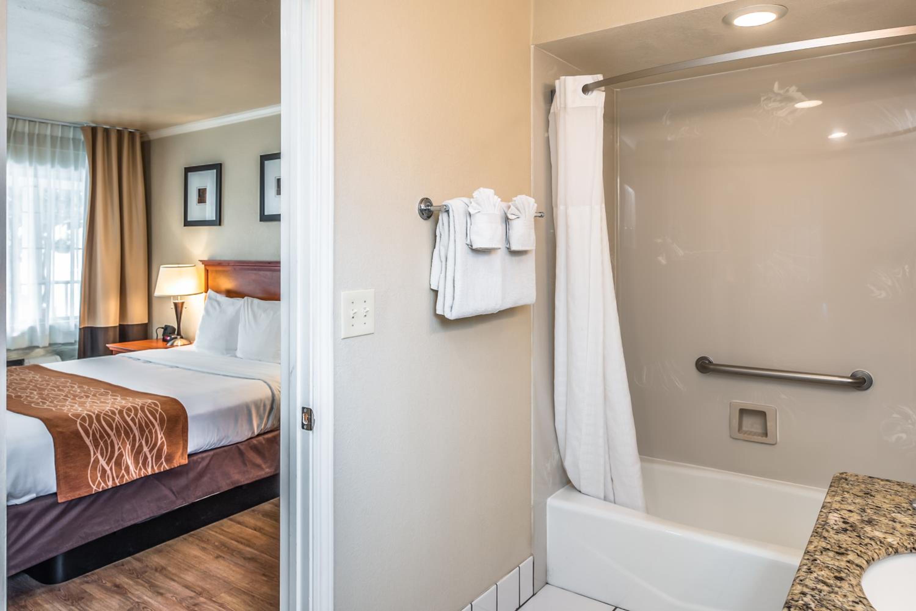 Standard Room with Two Queen Beds - Non Smoking - Photo 8