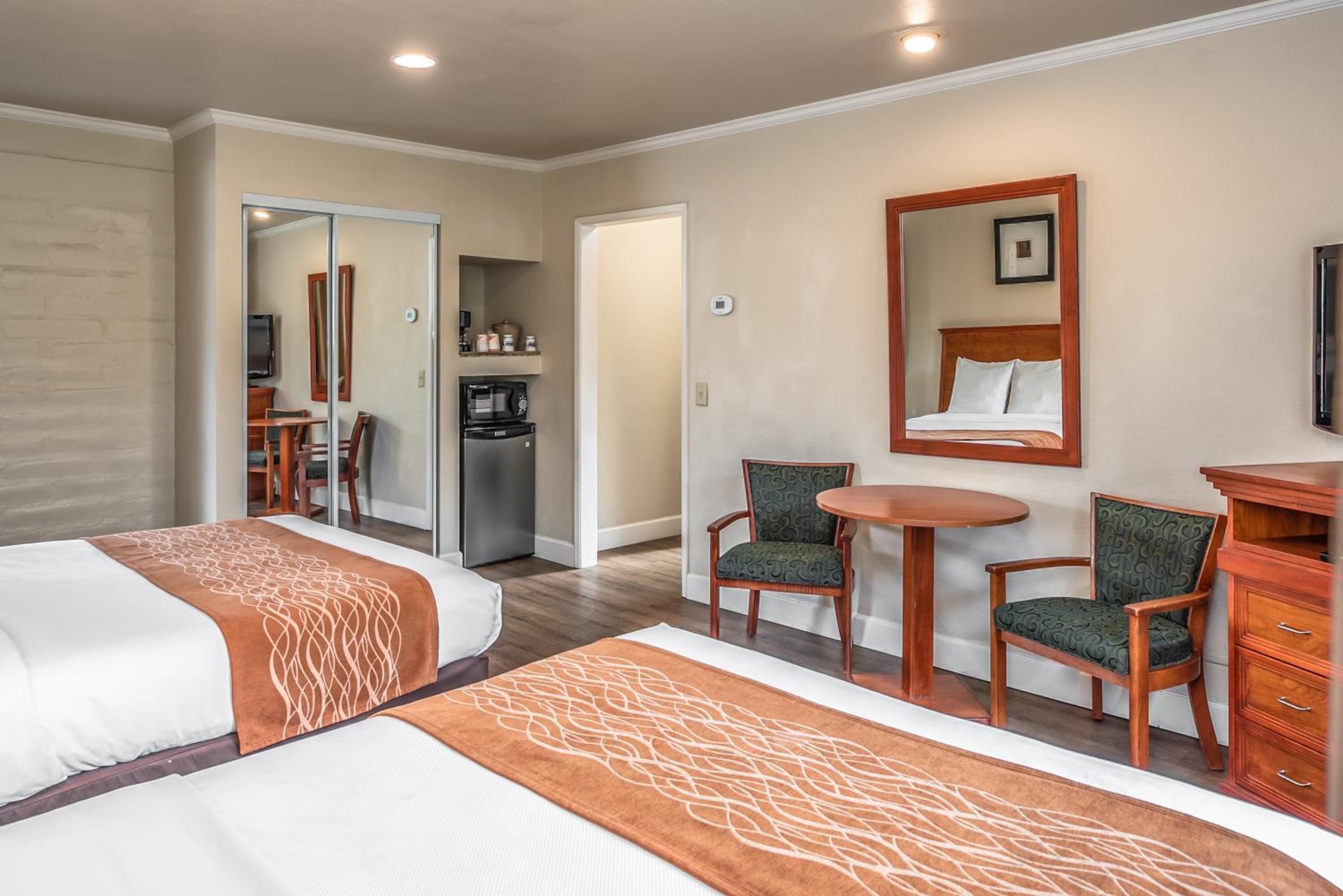 Standard Room with Two Queen Beds - Non Smoking - Photo 4