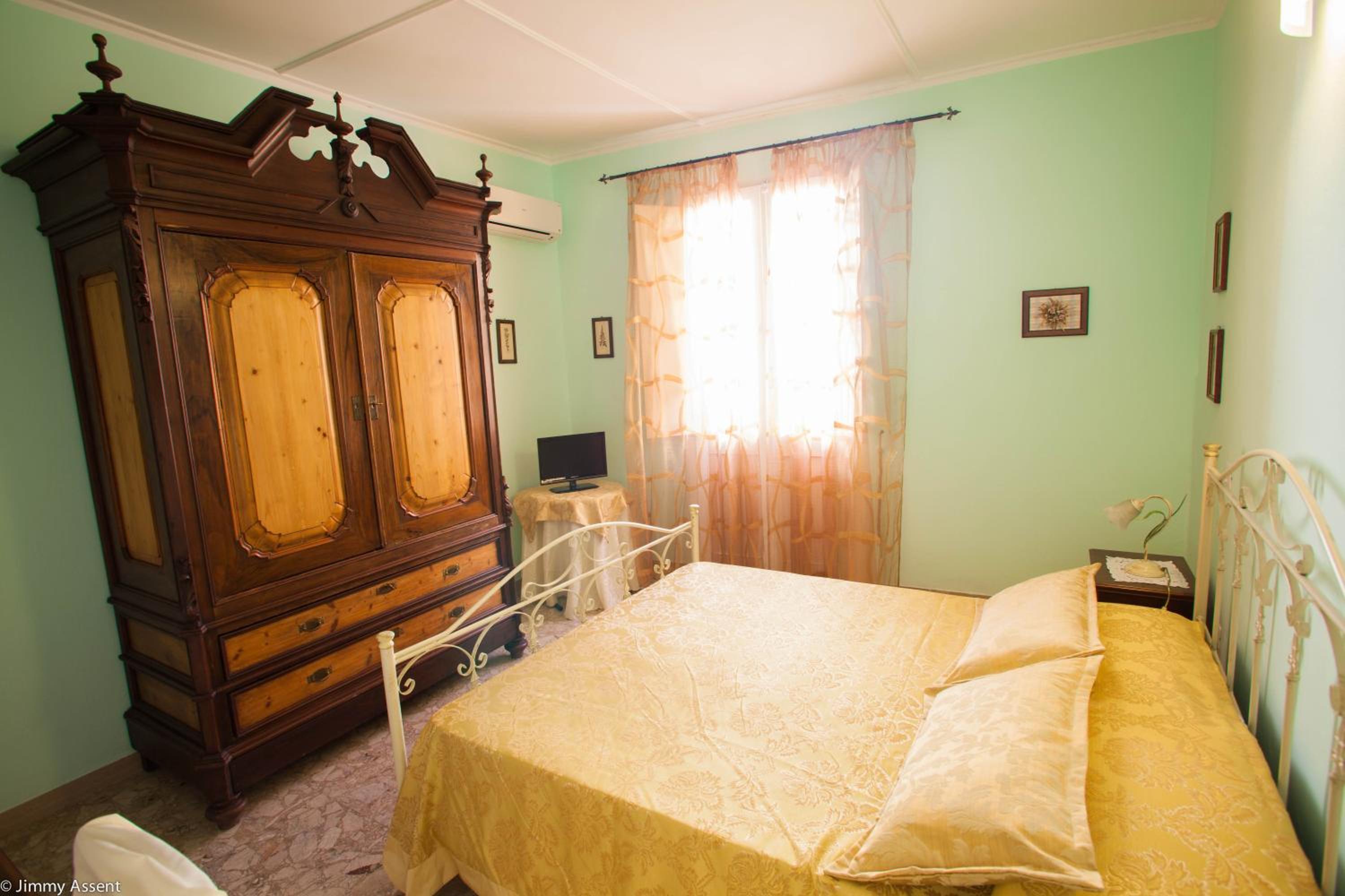 Double Room with Private Bathroom & Balcony - Photo 7